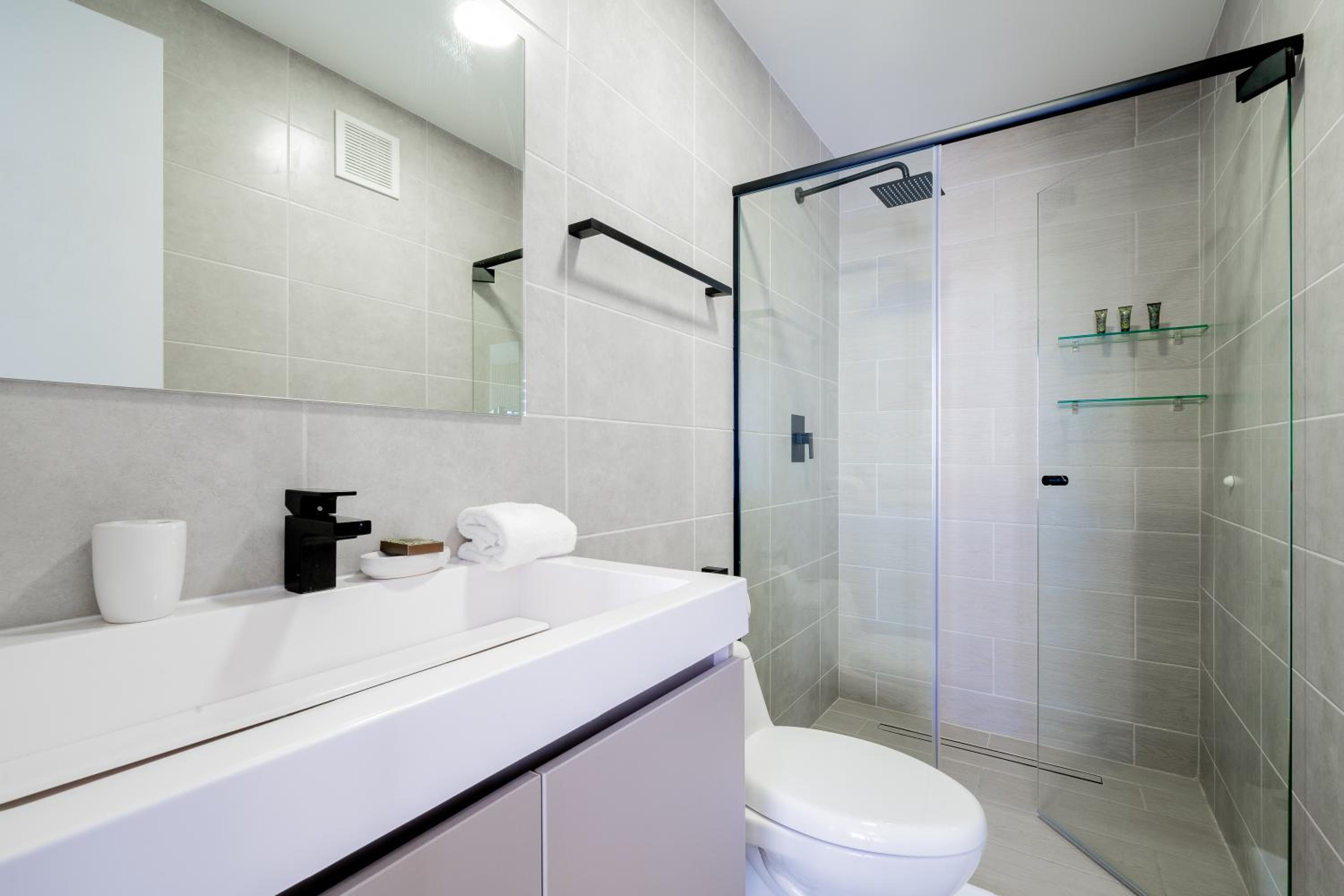 One-Bedroom Apartment with Balcony and City View photo 2