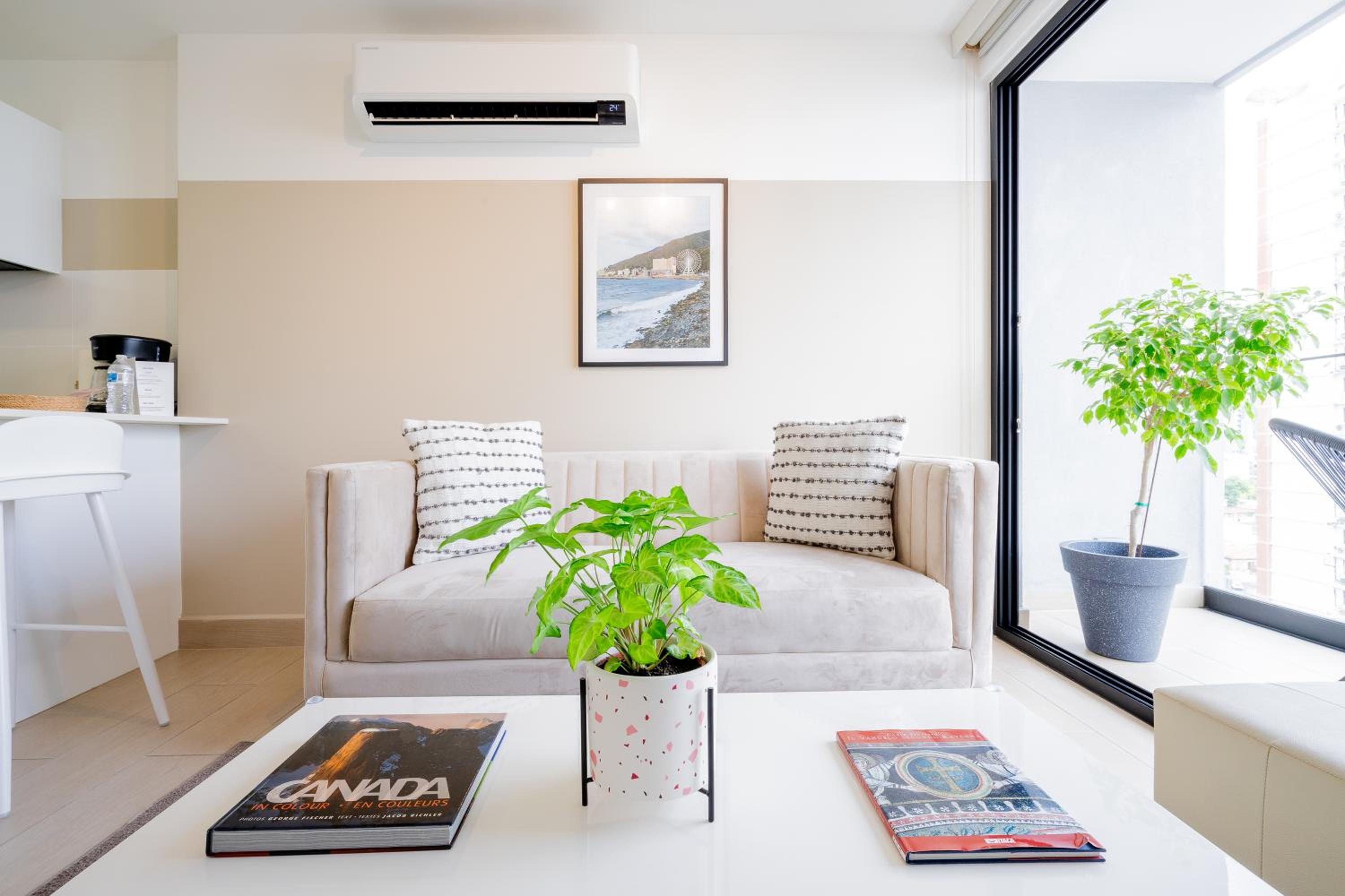 One-Bedroom Apartment with Balcony and City View photo 1