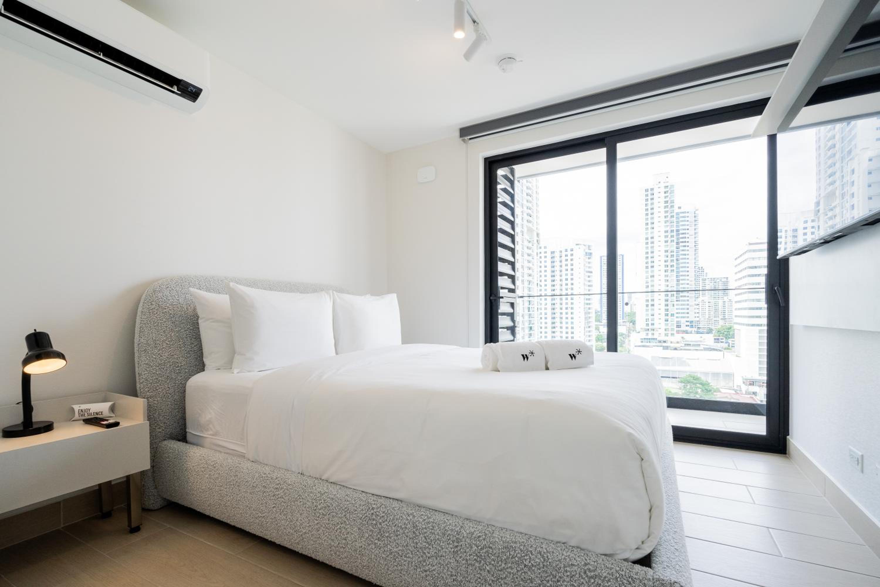 One-Bedroom Apartment with Balcony and City View photo 1