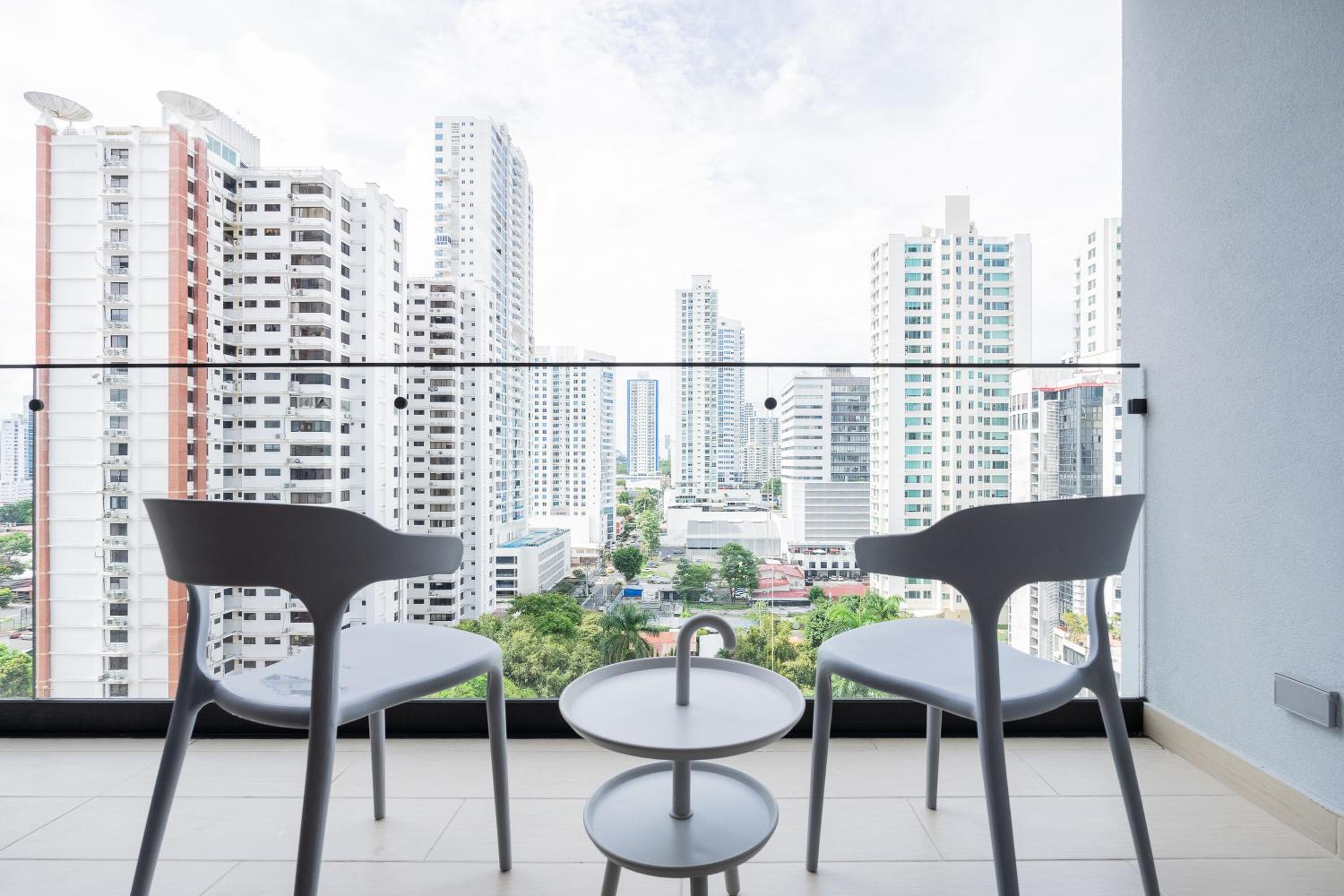 One-Bedroom Apartment with Balcony and City View photo 2