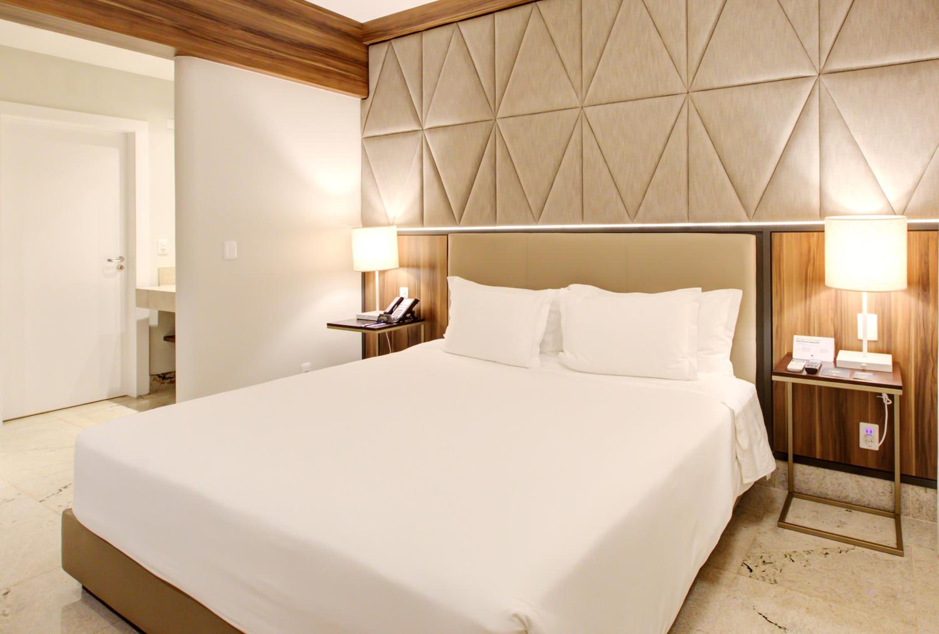 Deluxe King Room - Photo 4