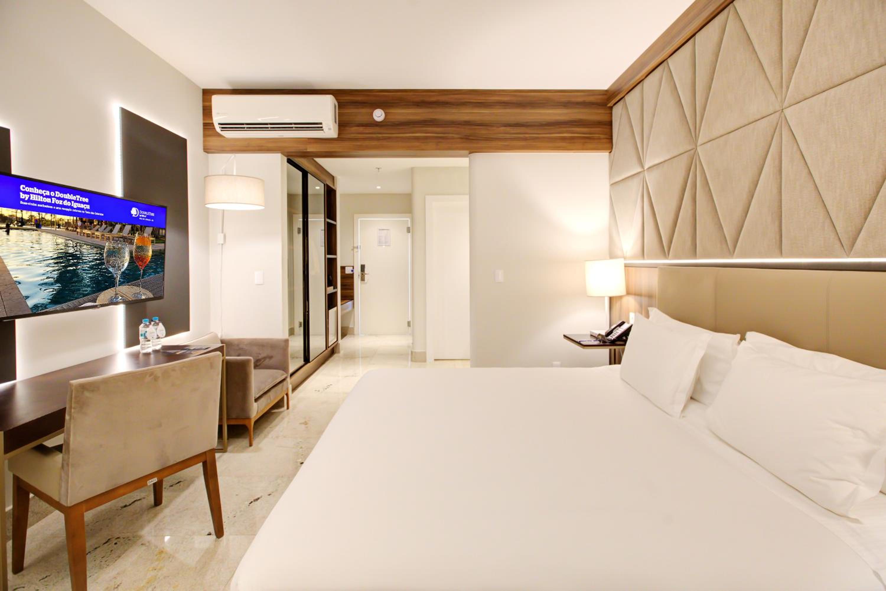 Deluxe King Room - Photo 3