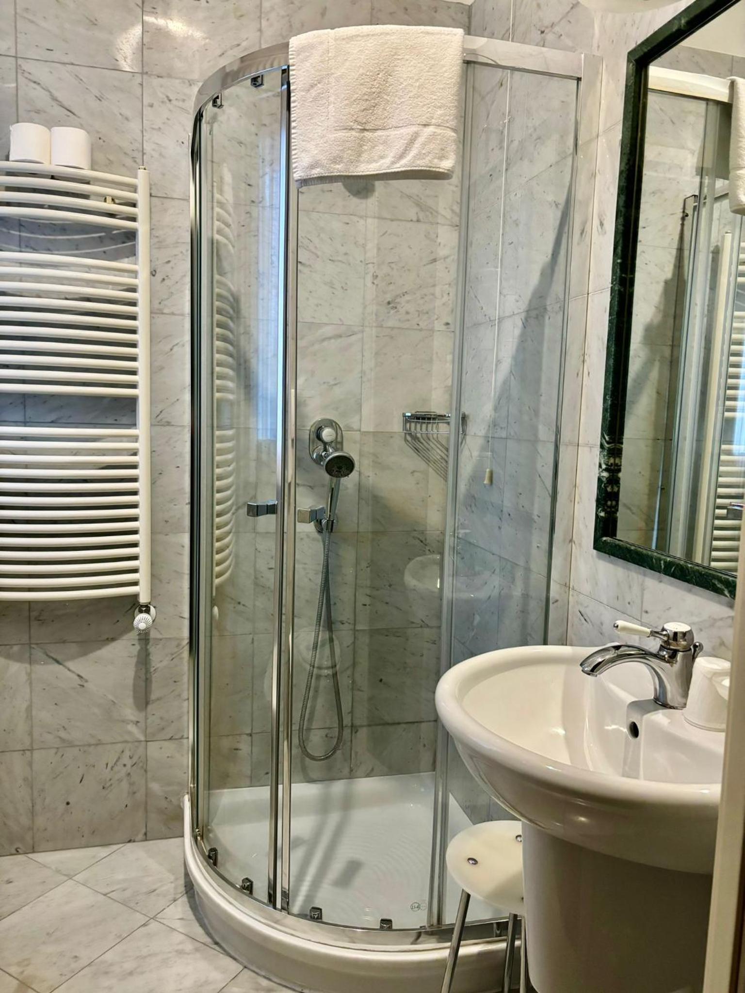 Single Room with Private Bathroom photo 2