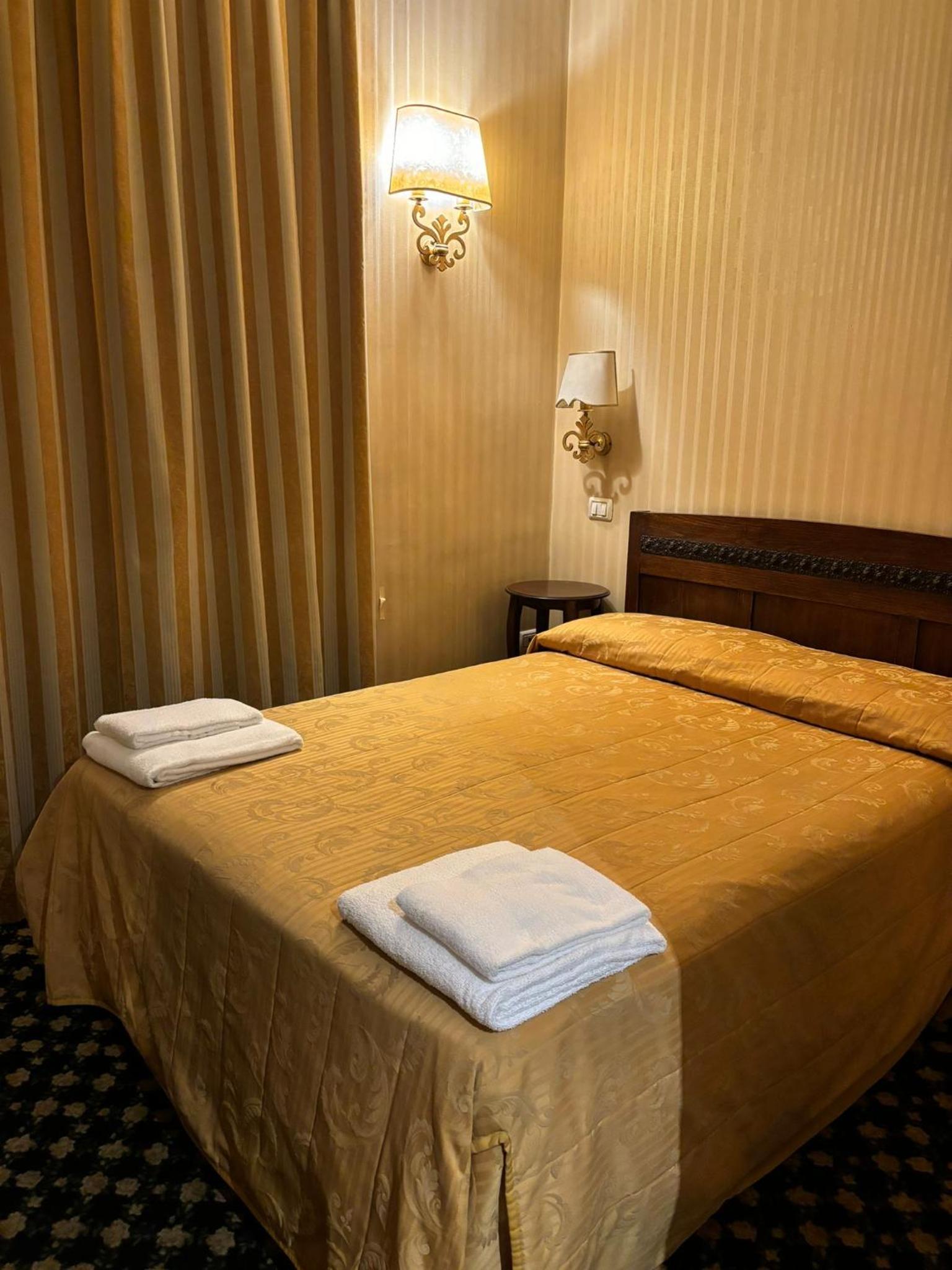 Single Room with Private Bathroom photo 1