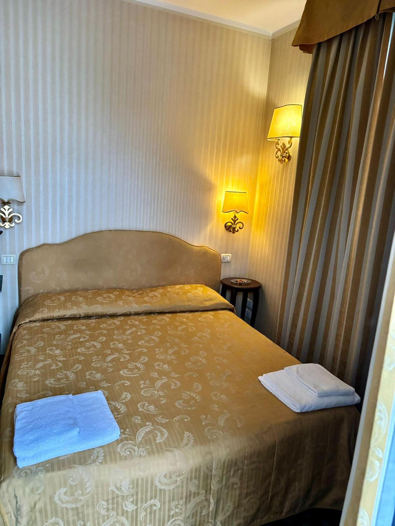 Single Room with Private Bathroom photo 3