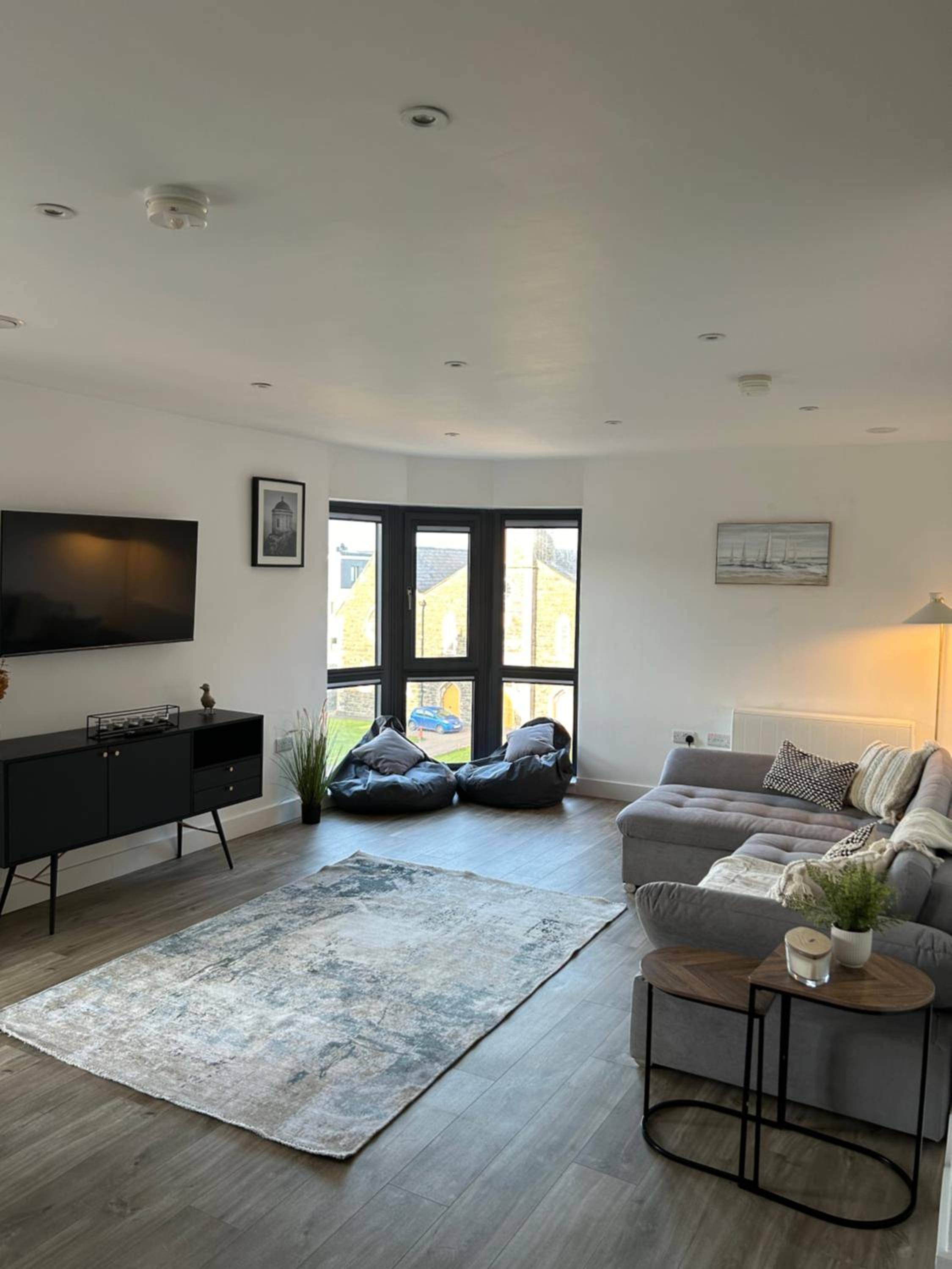Two-Bedroom Apartment with Bay View photo 1