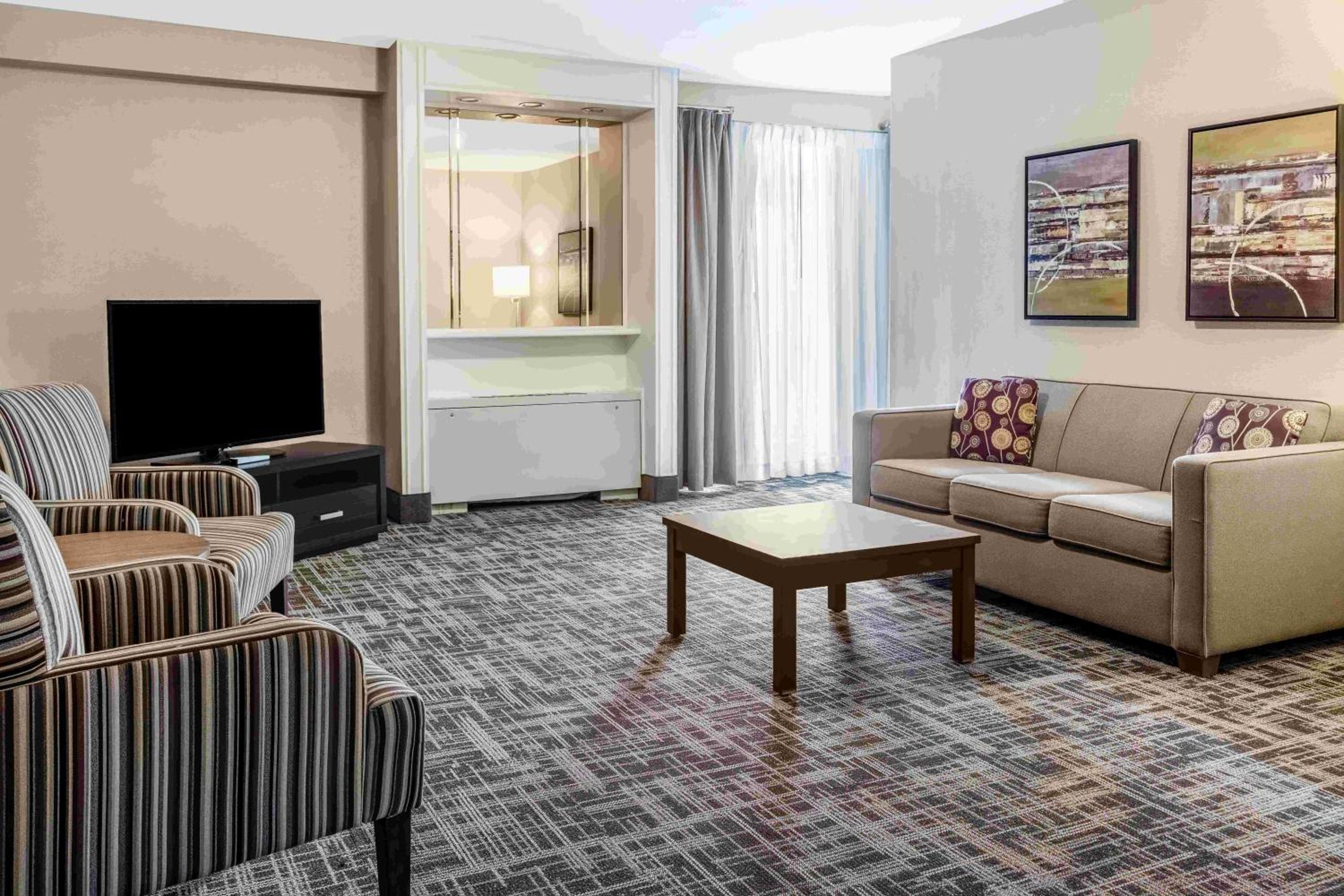 Queen Suite with Sofa Bed, Spa Bath and Living Room - Non-Smoking - Photo 1