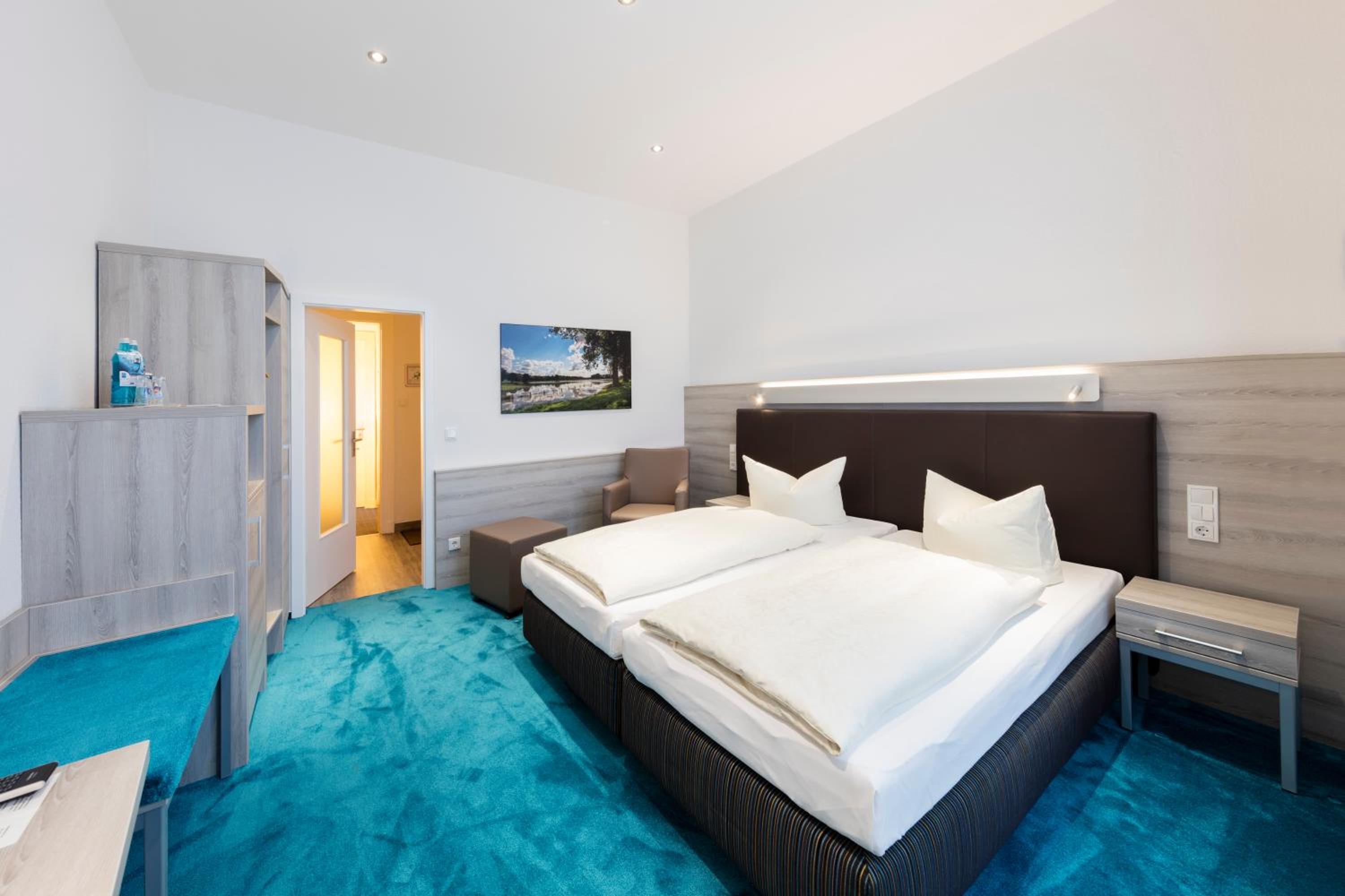 Standard Double or Twin Room - Photo 9