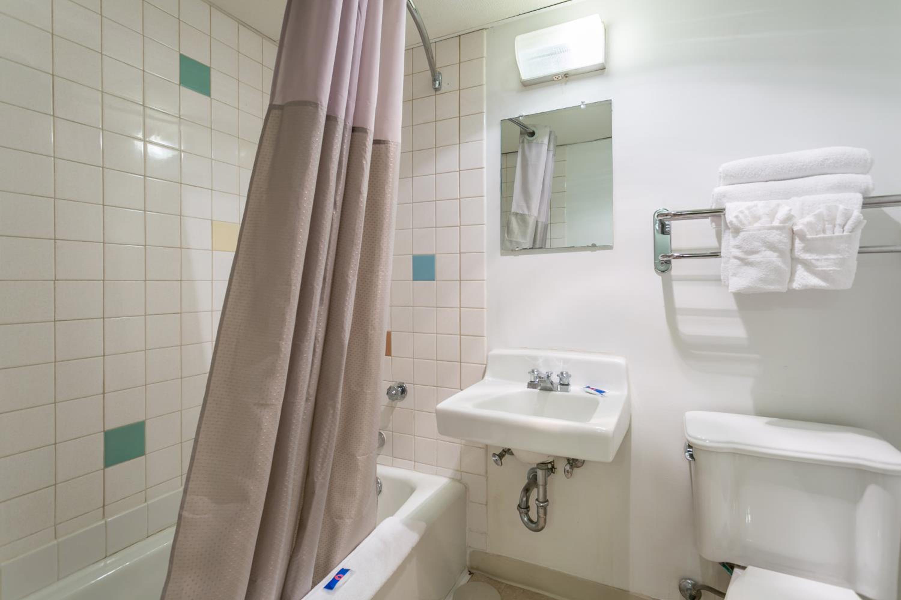 Deluxe Queen Room with Two Queen Beds - Non-Smoking - Photo 10