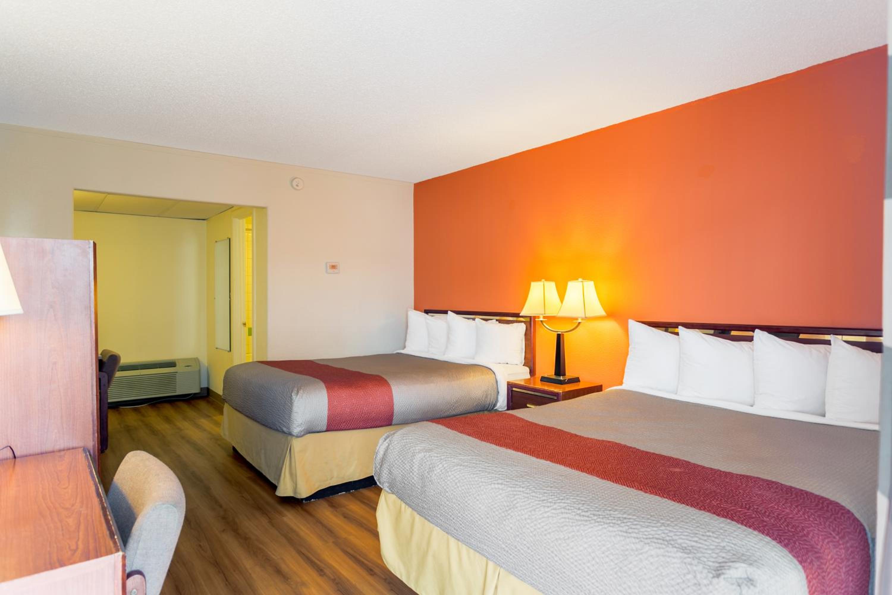 Deluxe Queen Room with Two Queen Beds - Non-Smoking - Photo 2