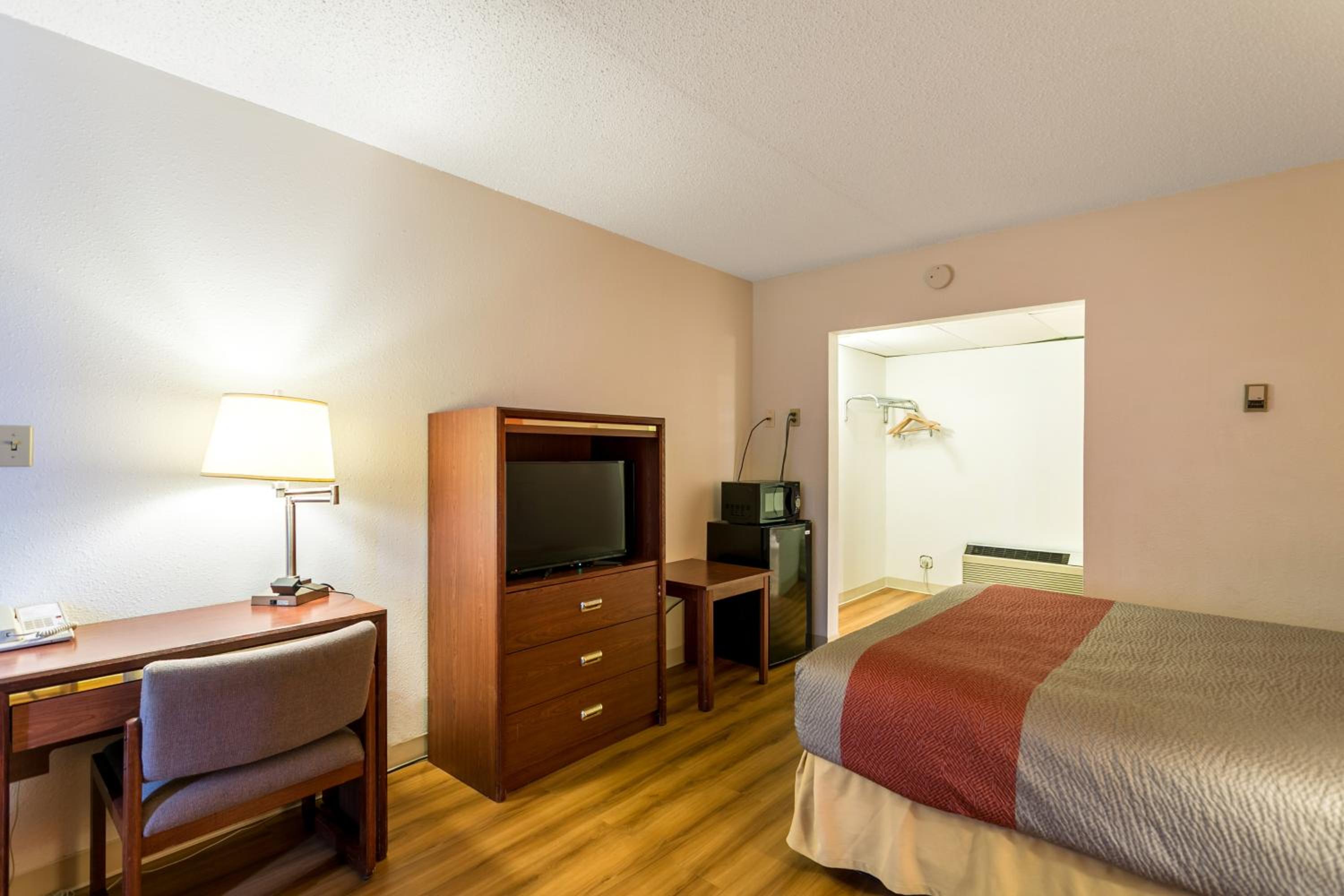 Deluxe Queen Room - Non-Smoking - Photo 11