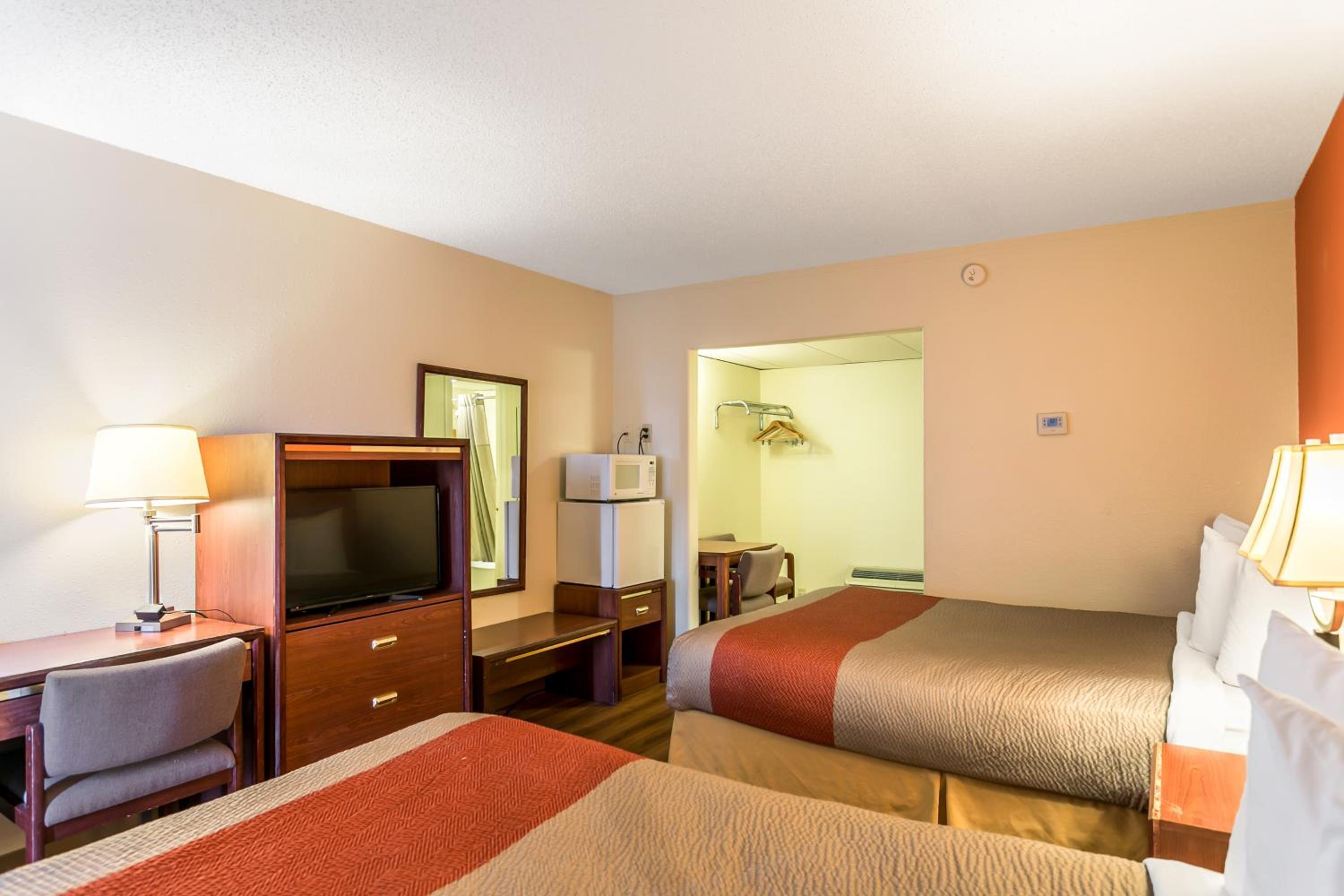 Deluxe Queen Room with Two Queen Beds - Non-Smoking - Photo 9