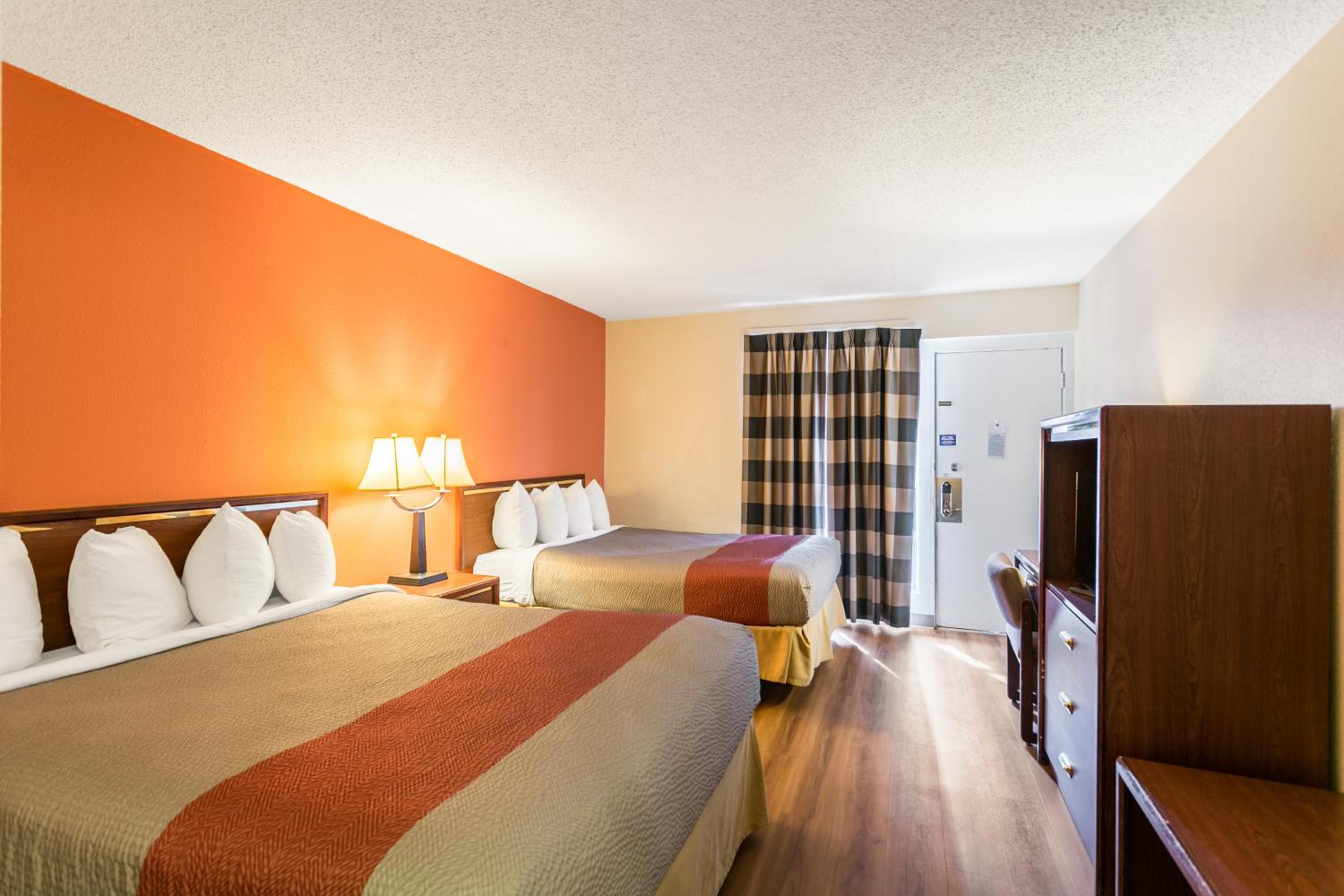 Deluxe Queen Room with Two Queen Beds - Non-Smoking - Photo 11
