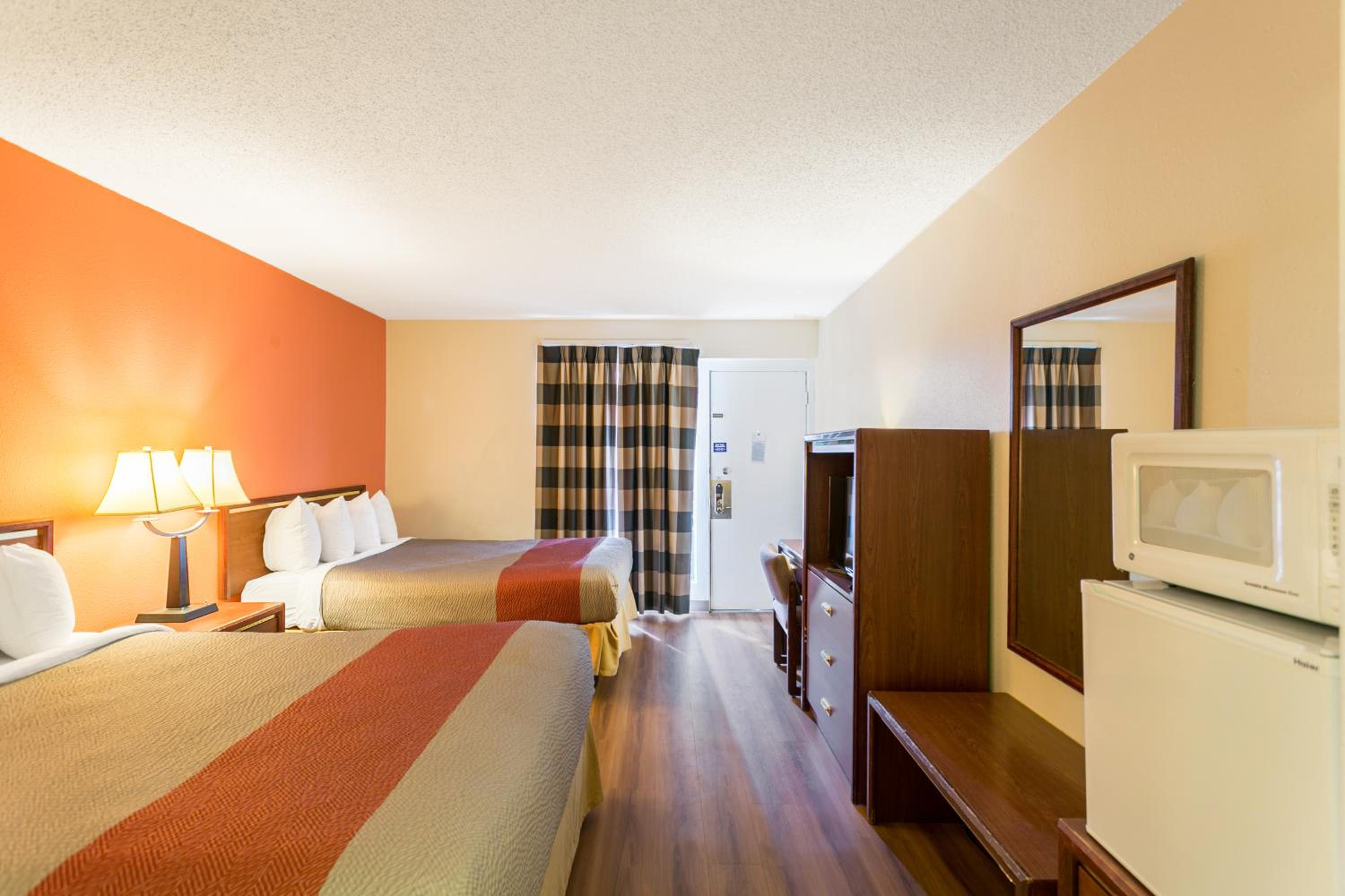 Deluxe Queen Room with Two Queen Beds - Non-Smoking - Photo 12
