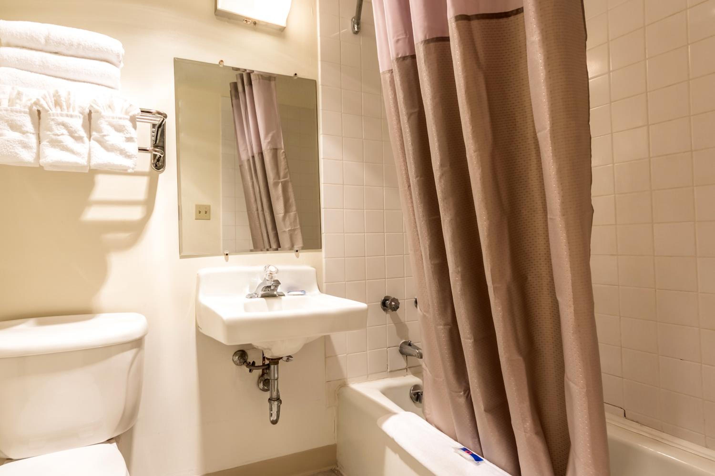 Deluxe King Room - Non-Smoking - Photo 8