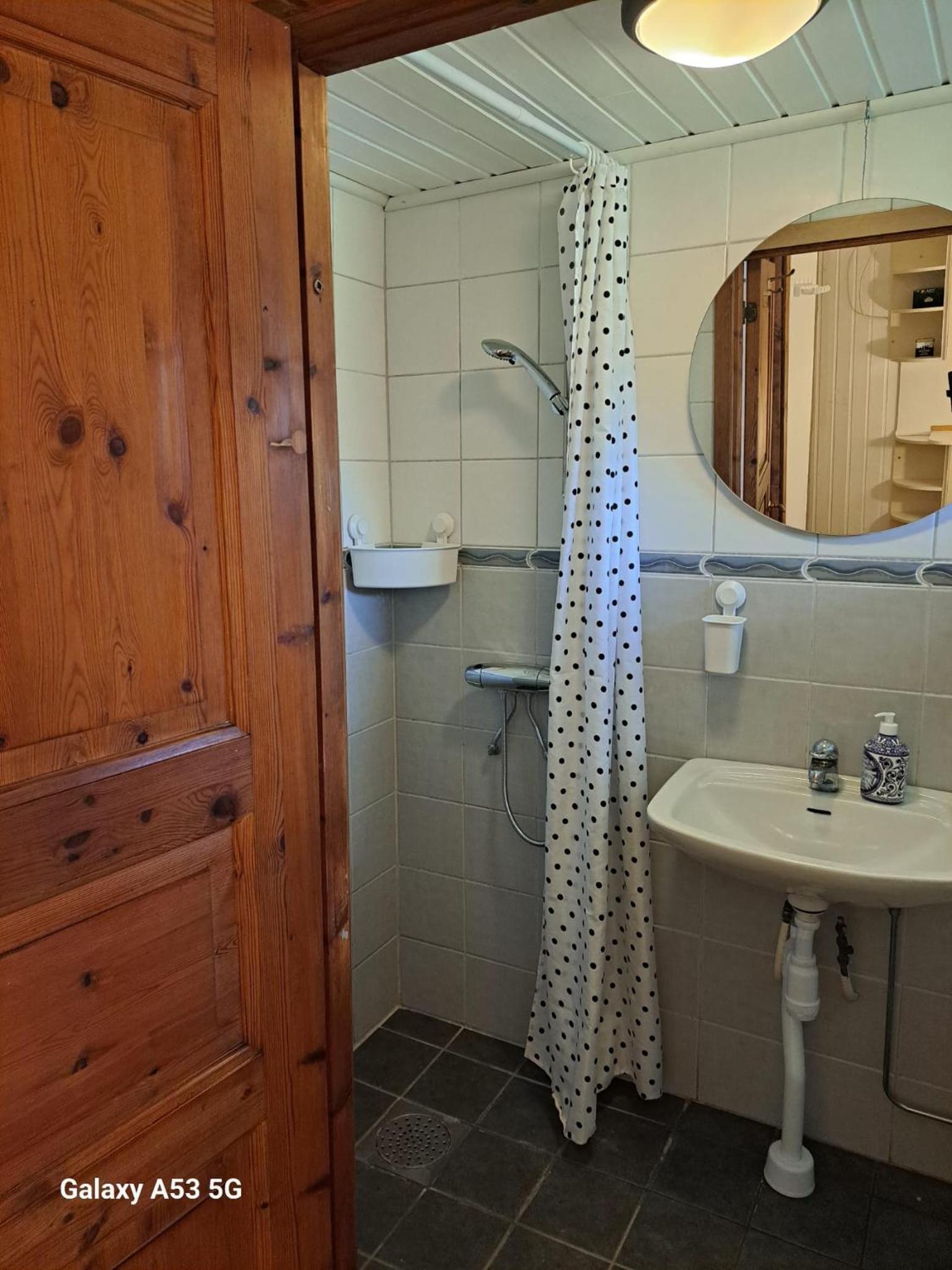 Double Room with Private Bathroom - No pets allowed - Photo 6