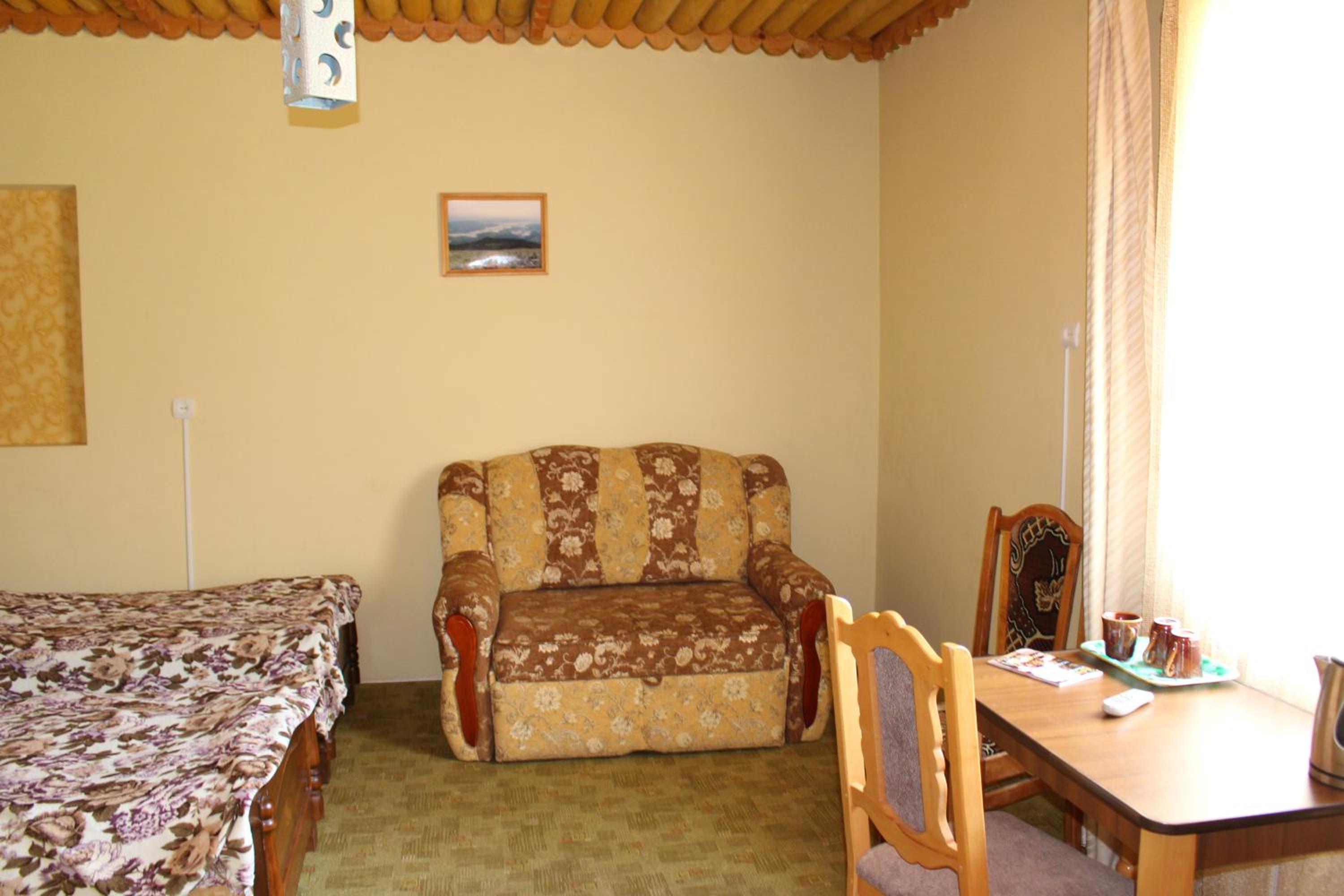 Economy Double Room with Shared Bathroom or Toilet photo 2
