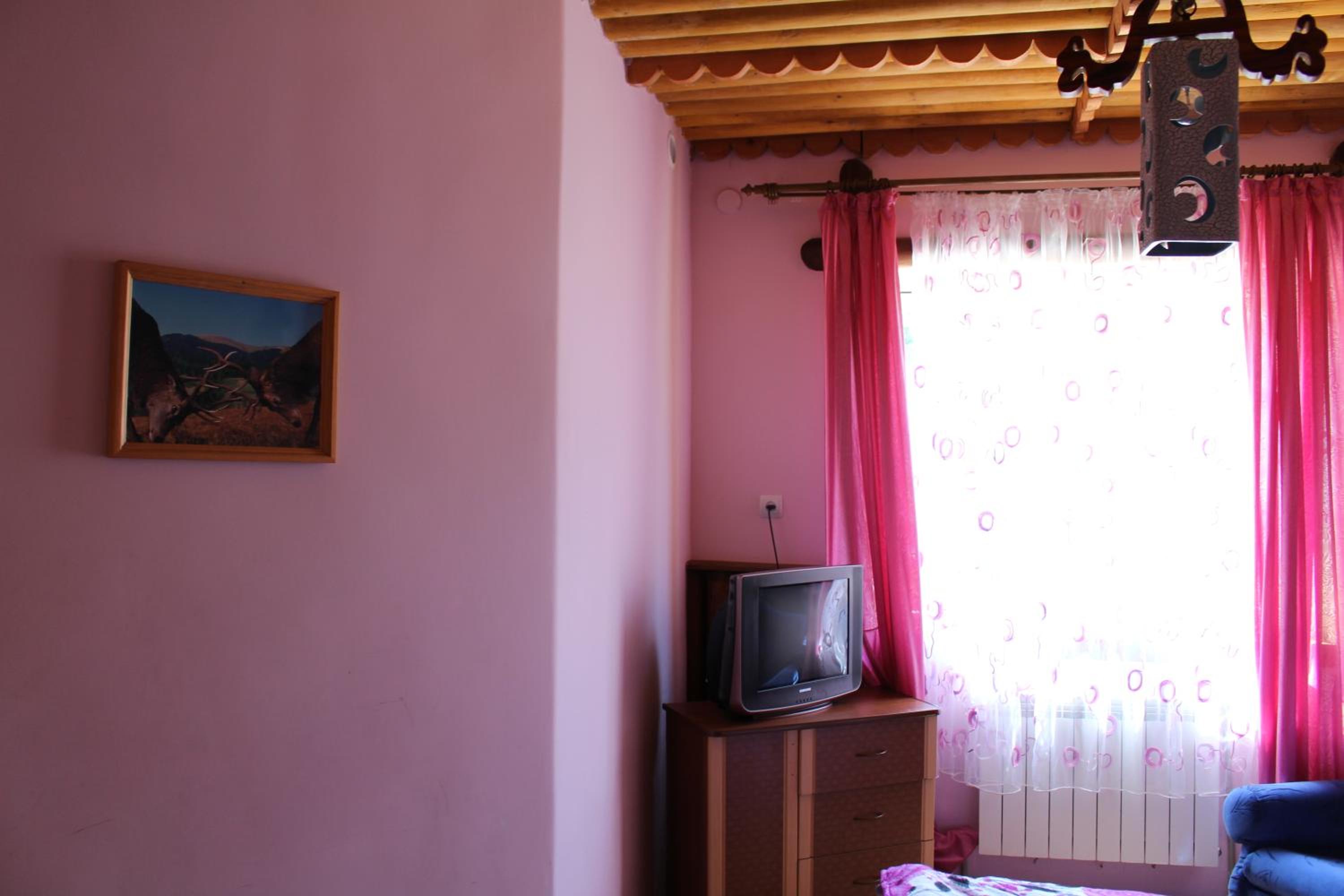 Economy Double Room with Shared Bathroom or Toilet photo 3