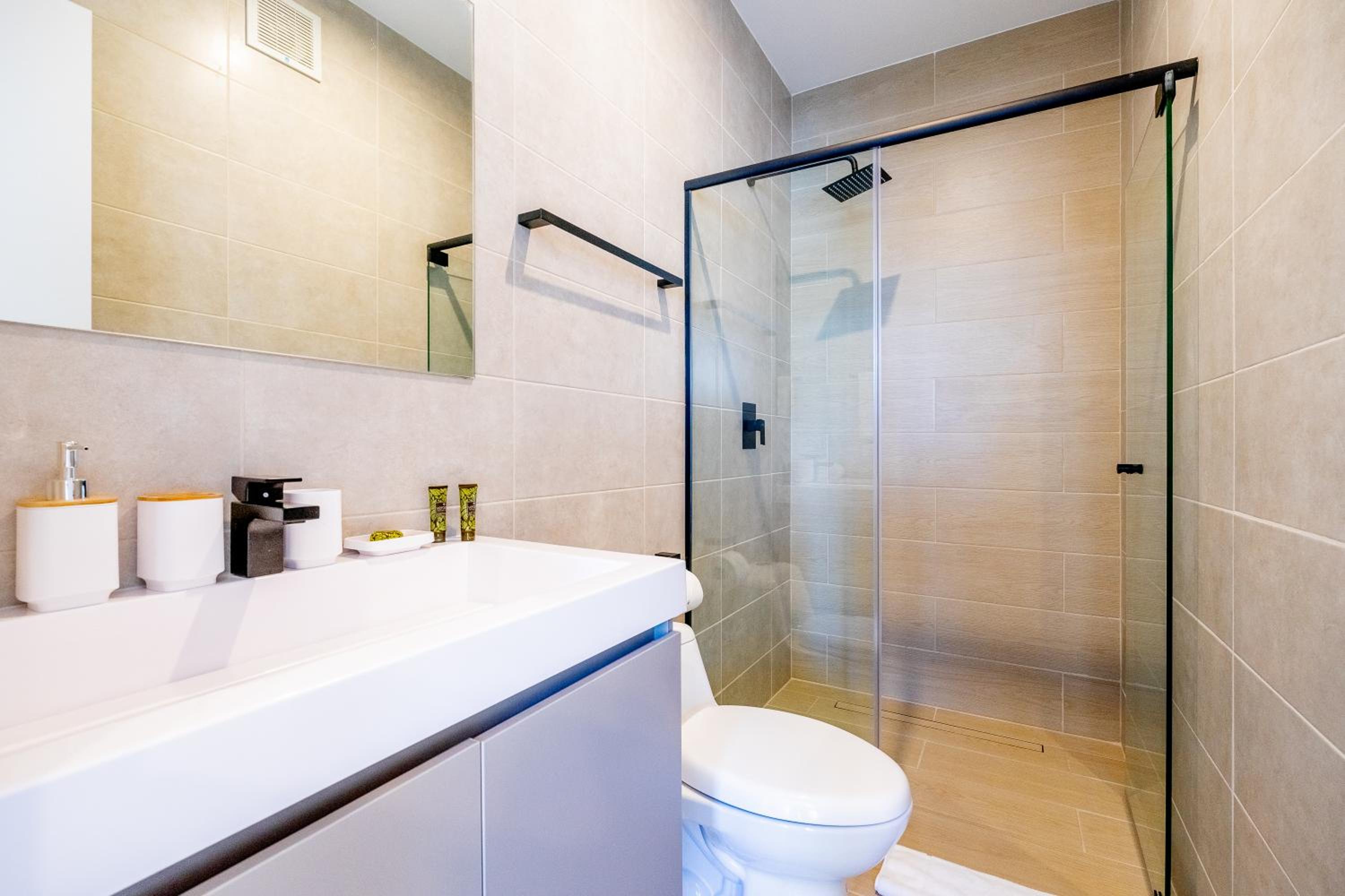One-Bedroom Apartment with Balcony and City View photo 3