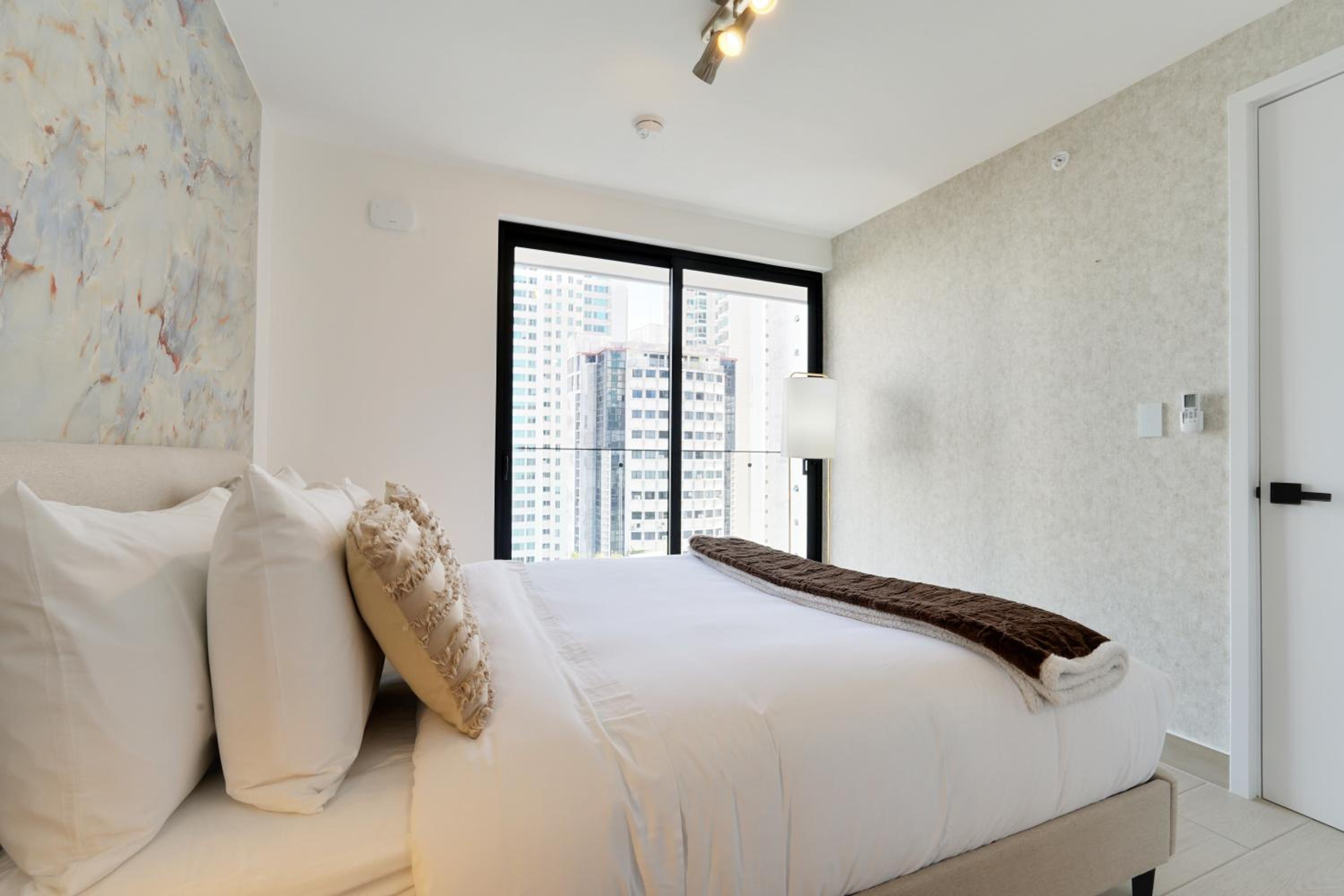 One-Bedroom Apartment with Balcony and City View photo 3