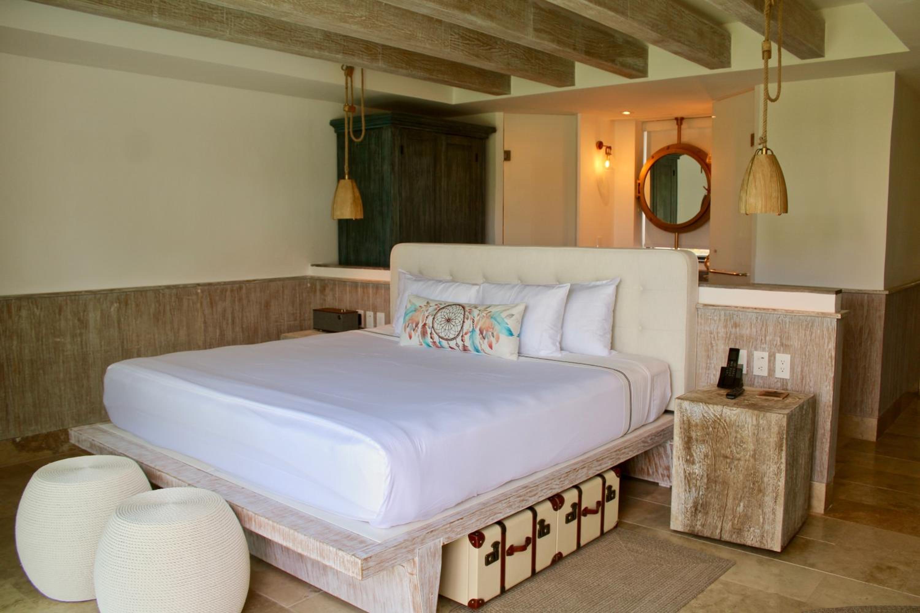 The Island Swim Out Suite - Photo 3