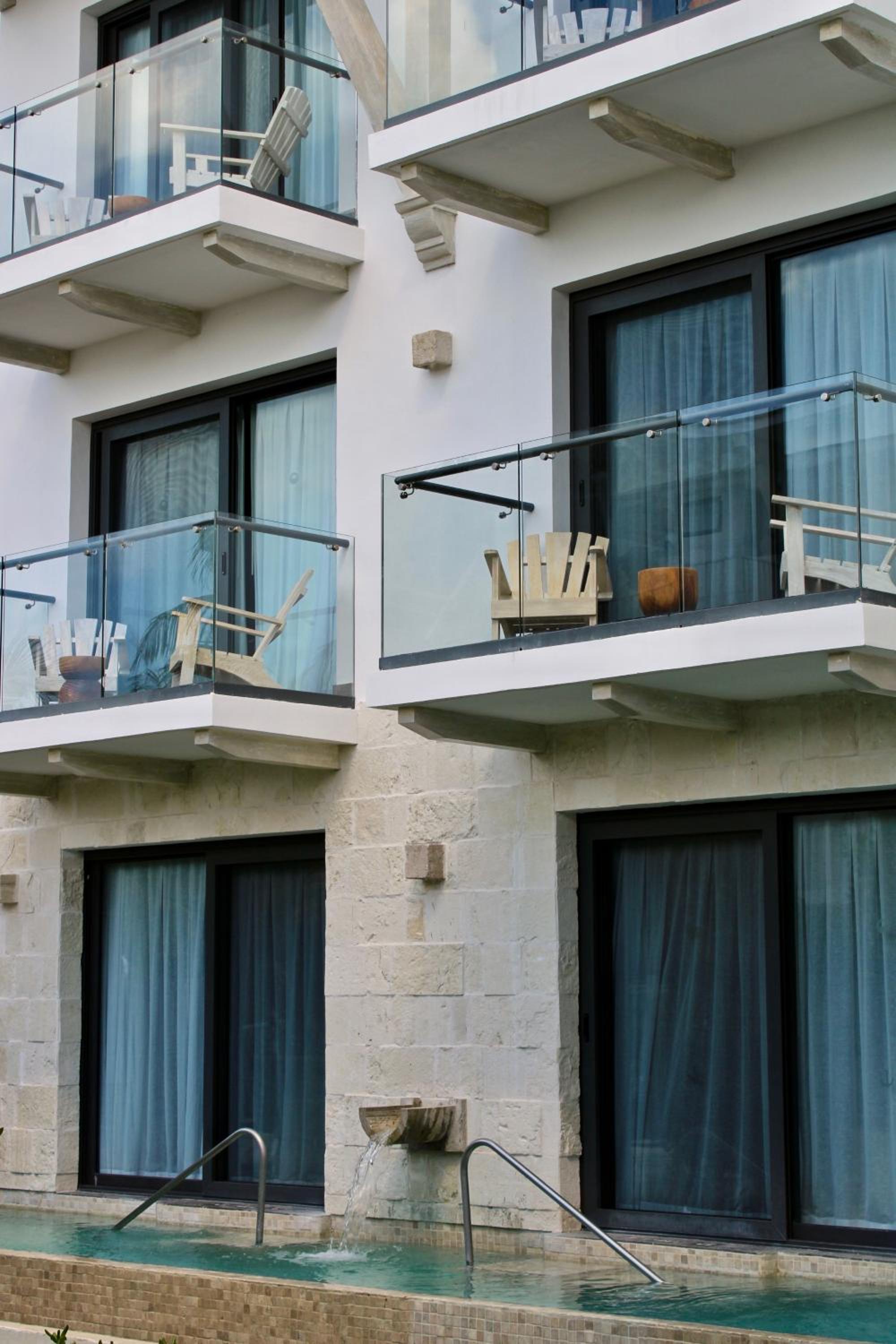 The Island Swim Out Suite - Photo 4