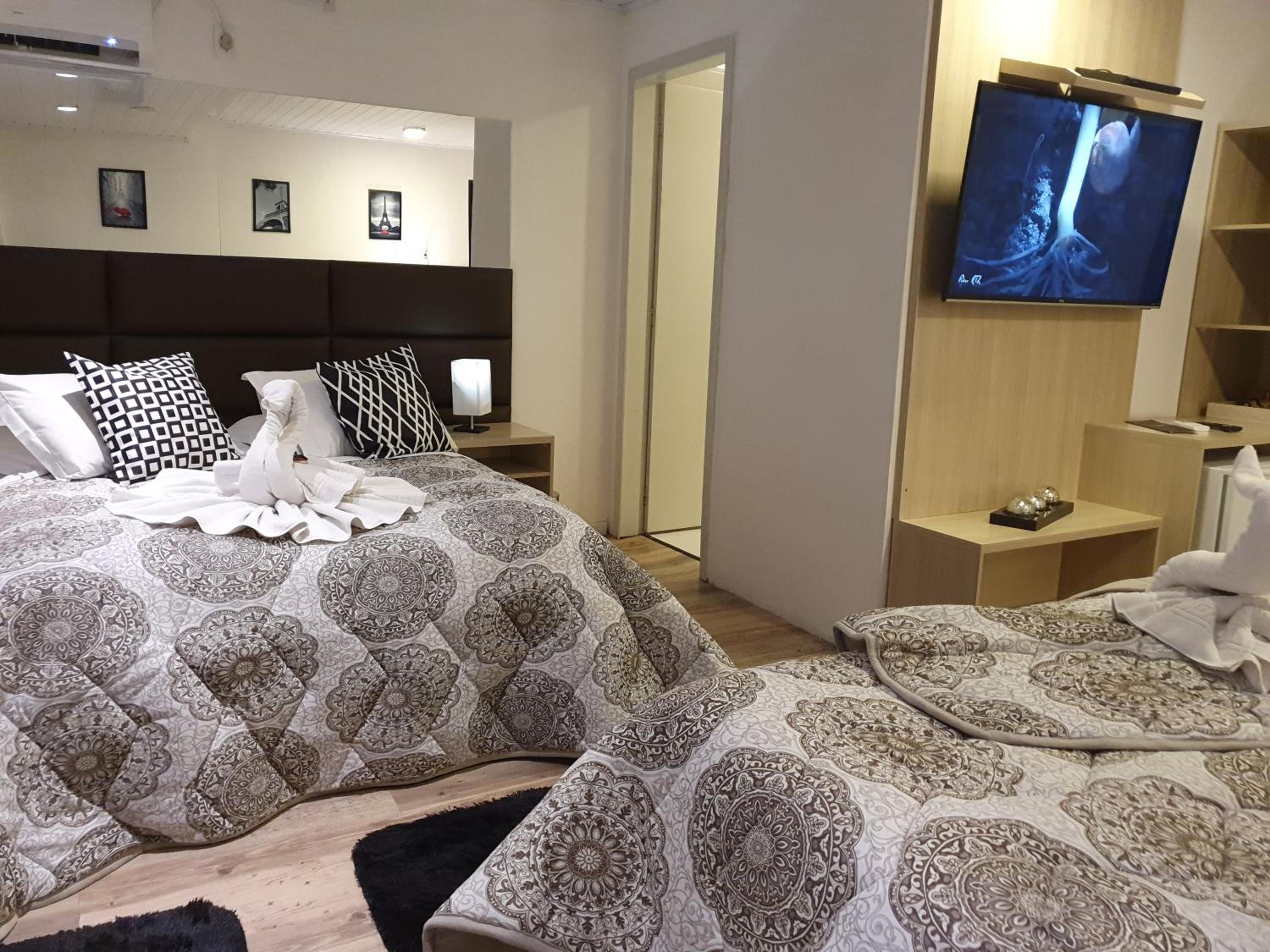 Superior Family Room photo 3