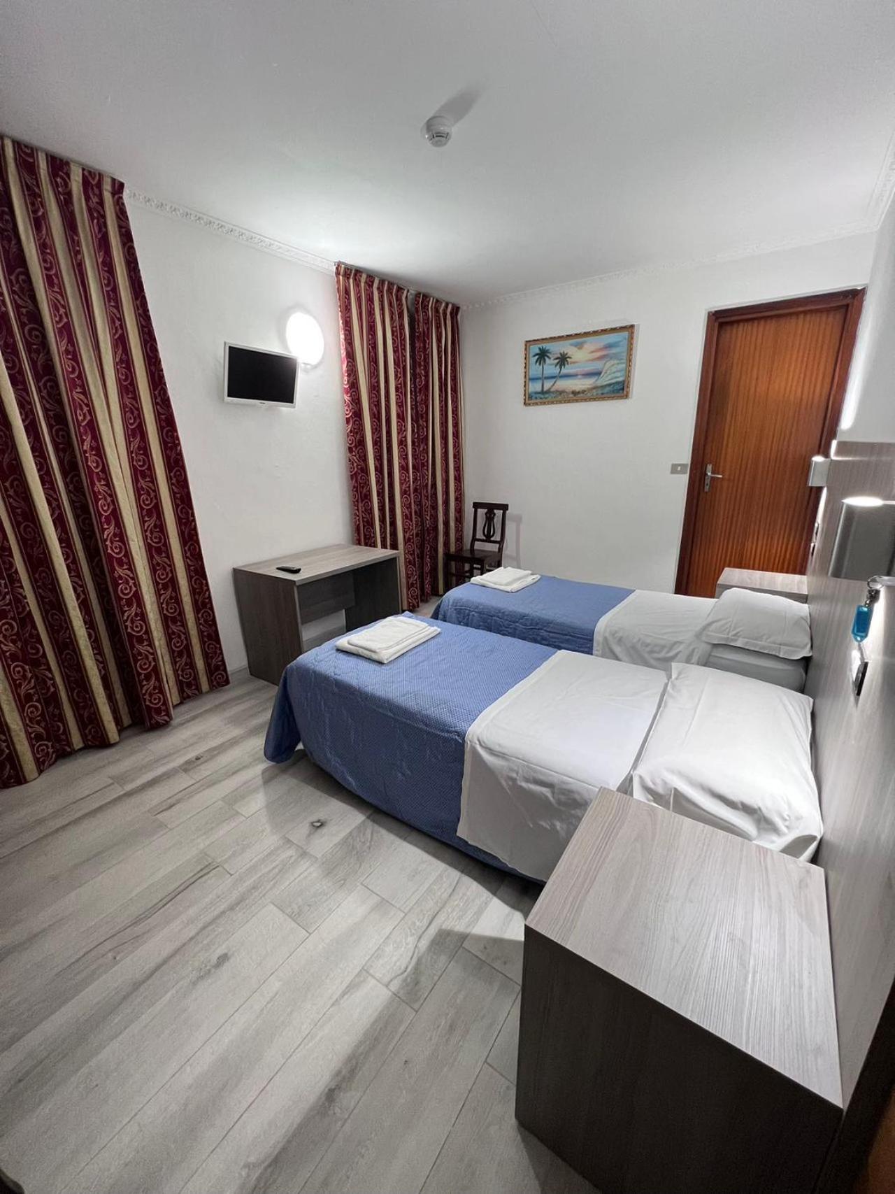 Double or Twin Room - Photo 4