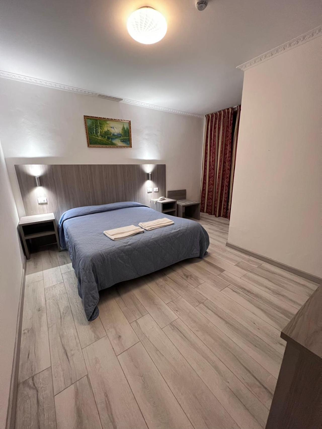 Double or Twin Room - Photo 5