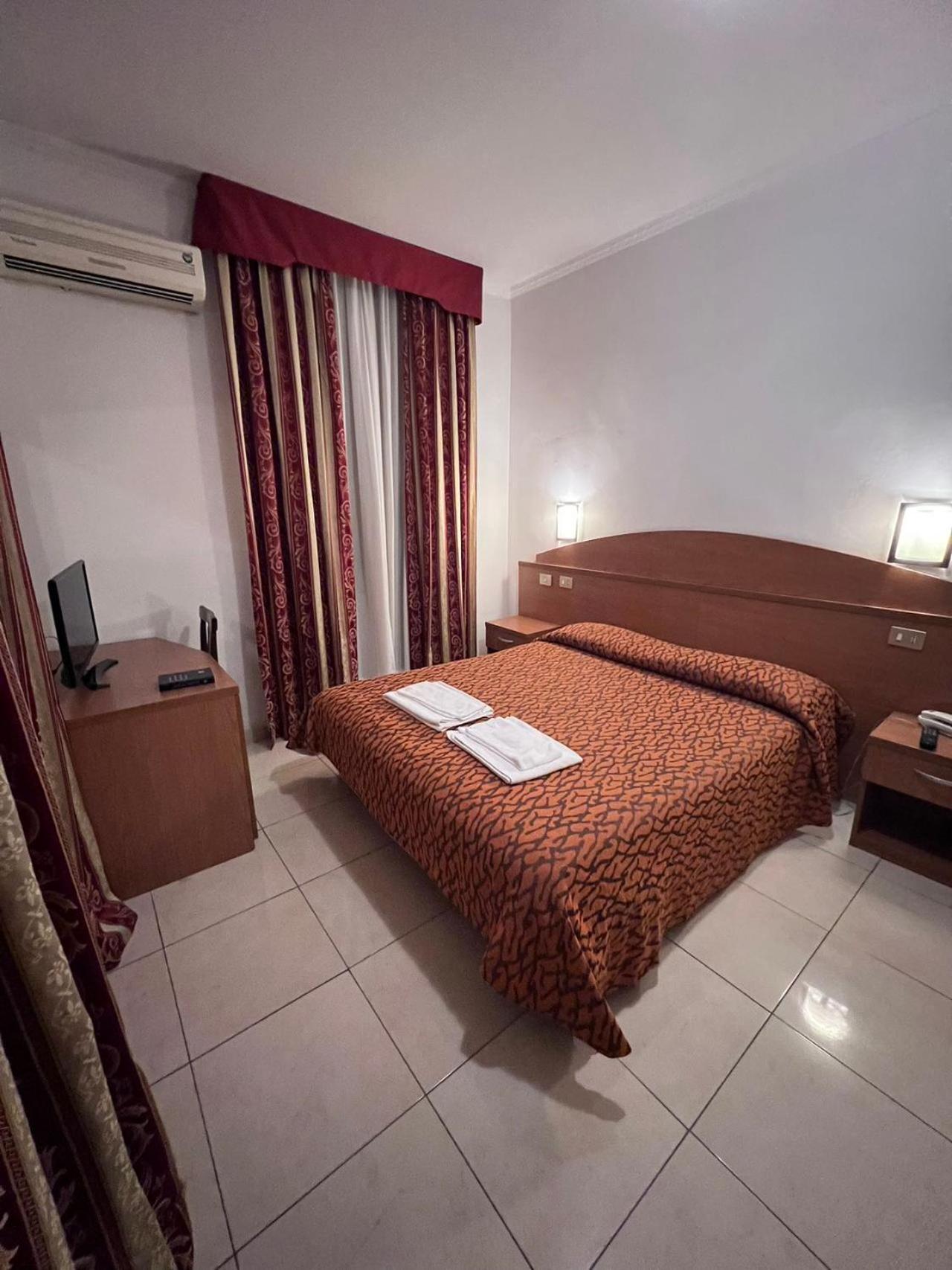 Double or Twin Room - Photo 7