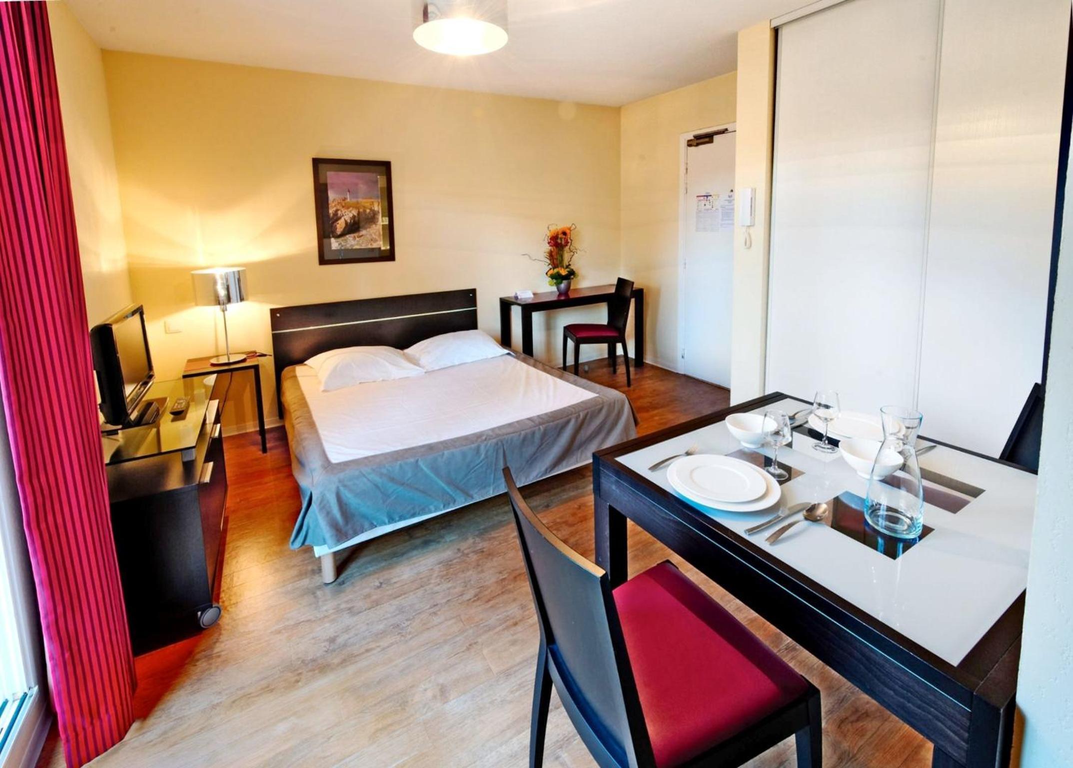 Studio with Balcony (2 Adults) photo 1