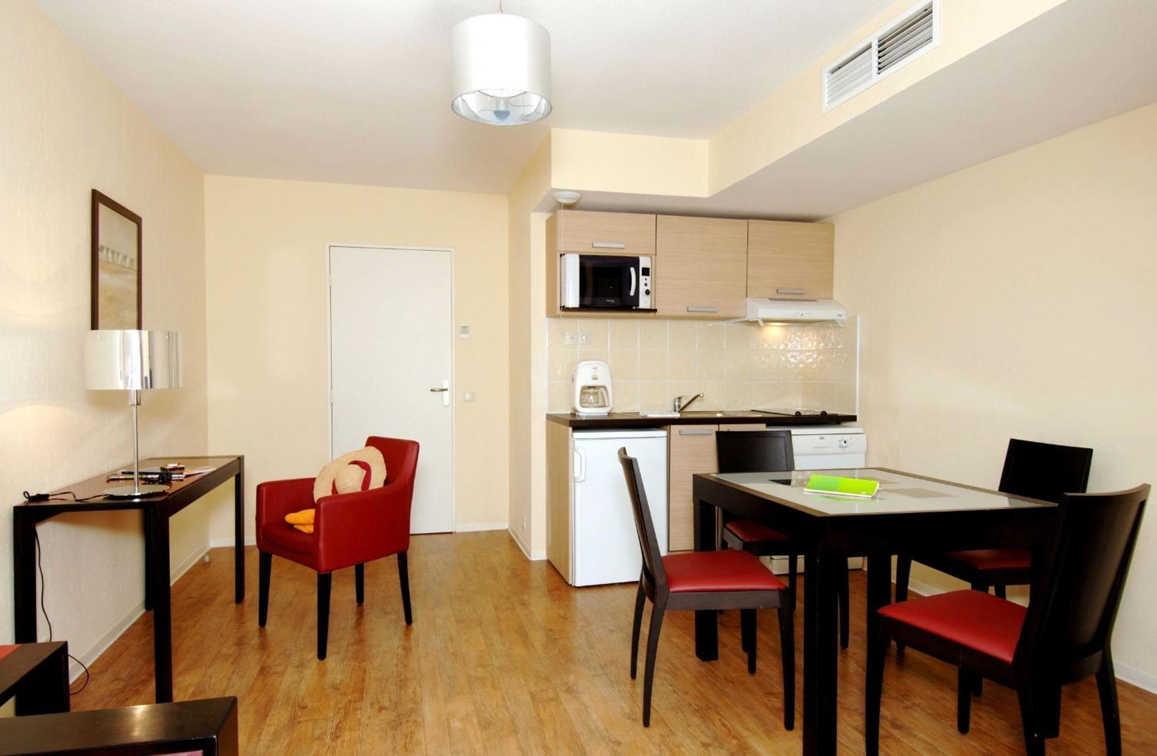 Superior One-Bedroom Apartment with Balcony (4 Adults) photo 3