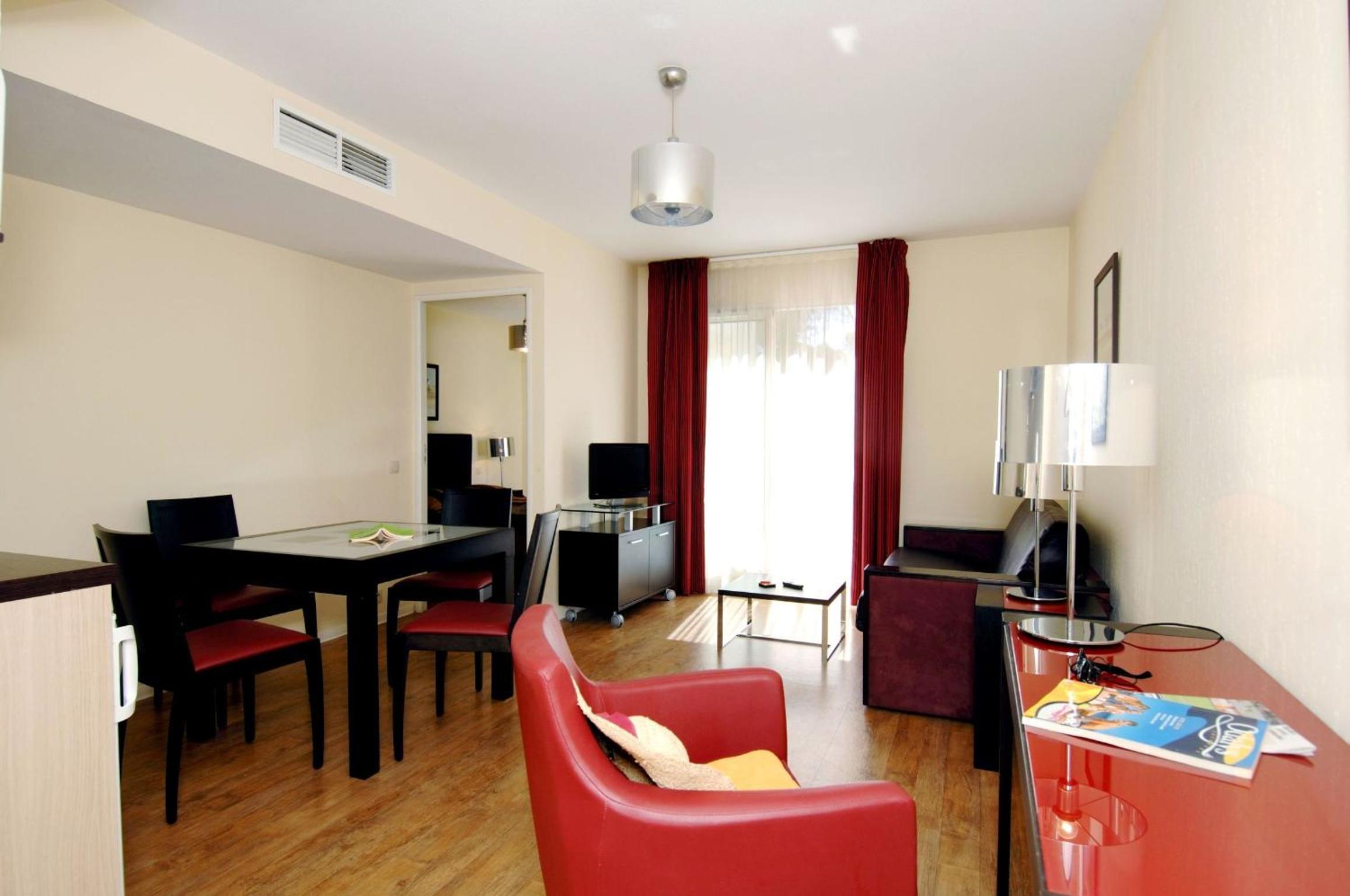 Superior One-Bedroom Apartment with Balcony (4 Adults) photo 1