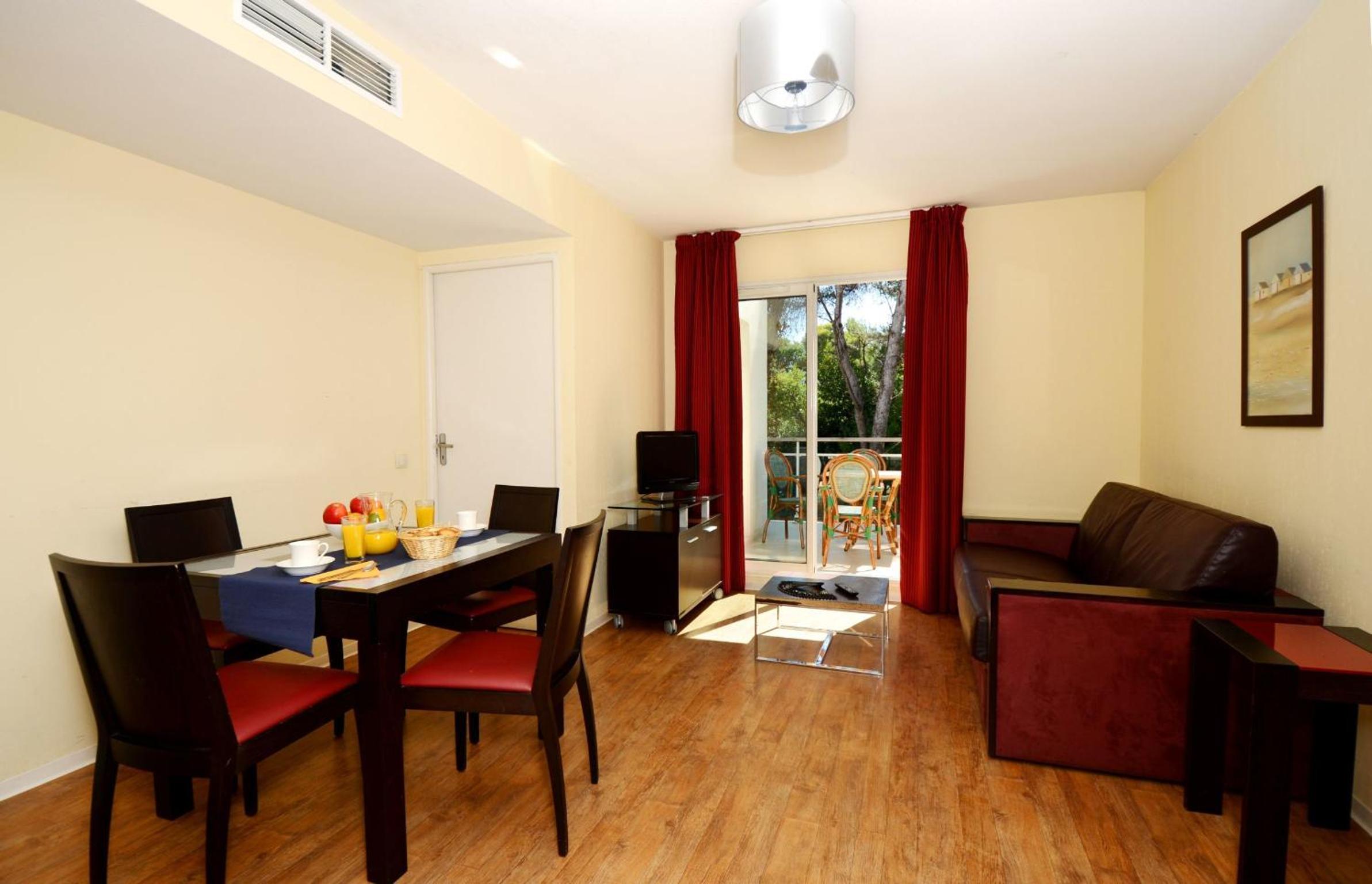 Two-Bedroom Apartment with balcony (6 Adults) photo 2