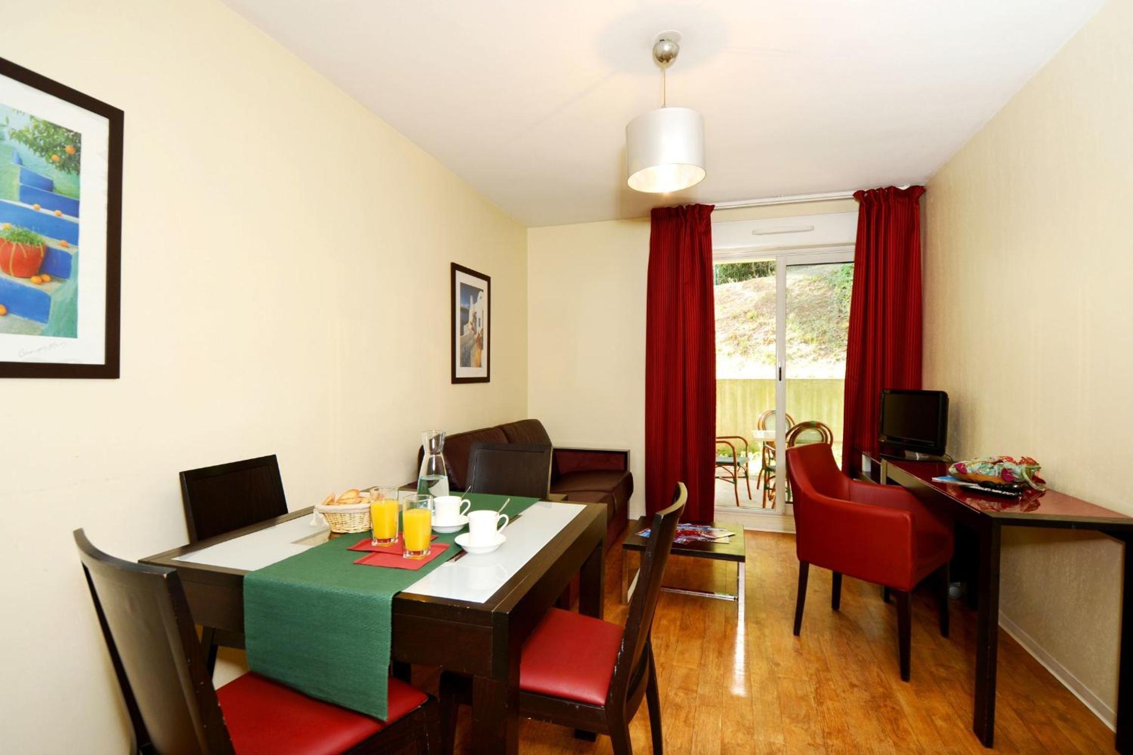 One-Bedroom Apartment with Balcony (4 Adults) photo 3