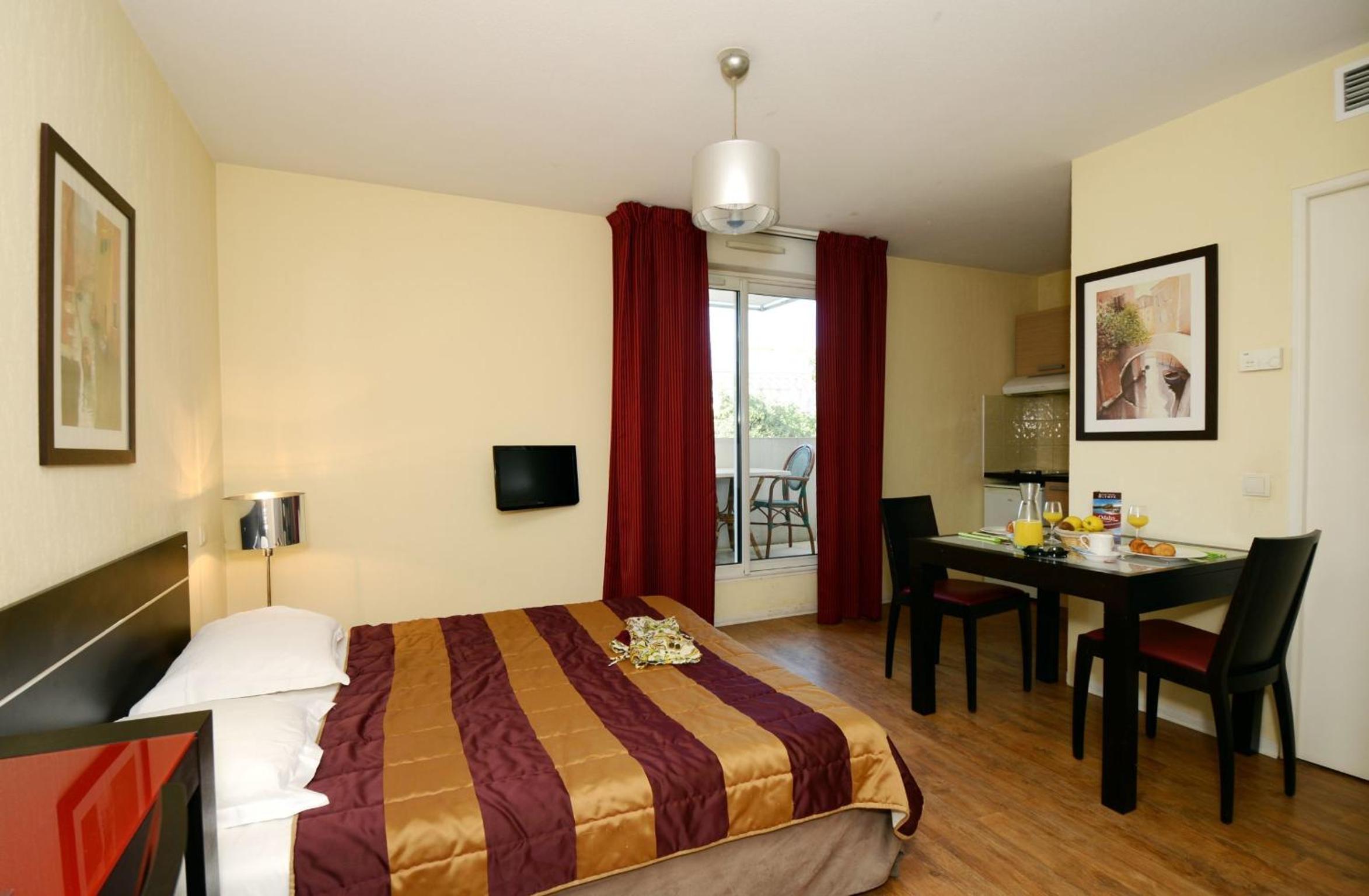 Studio with Balcony (2 Adults) photo 3