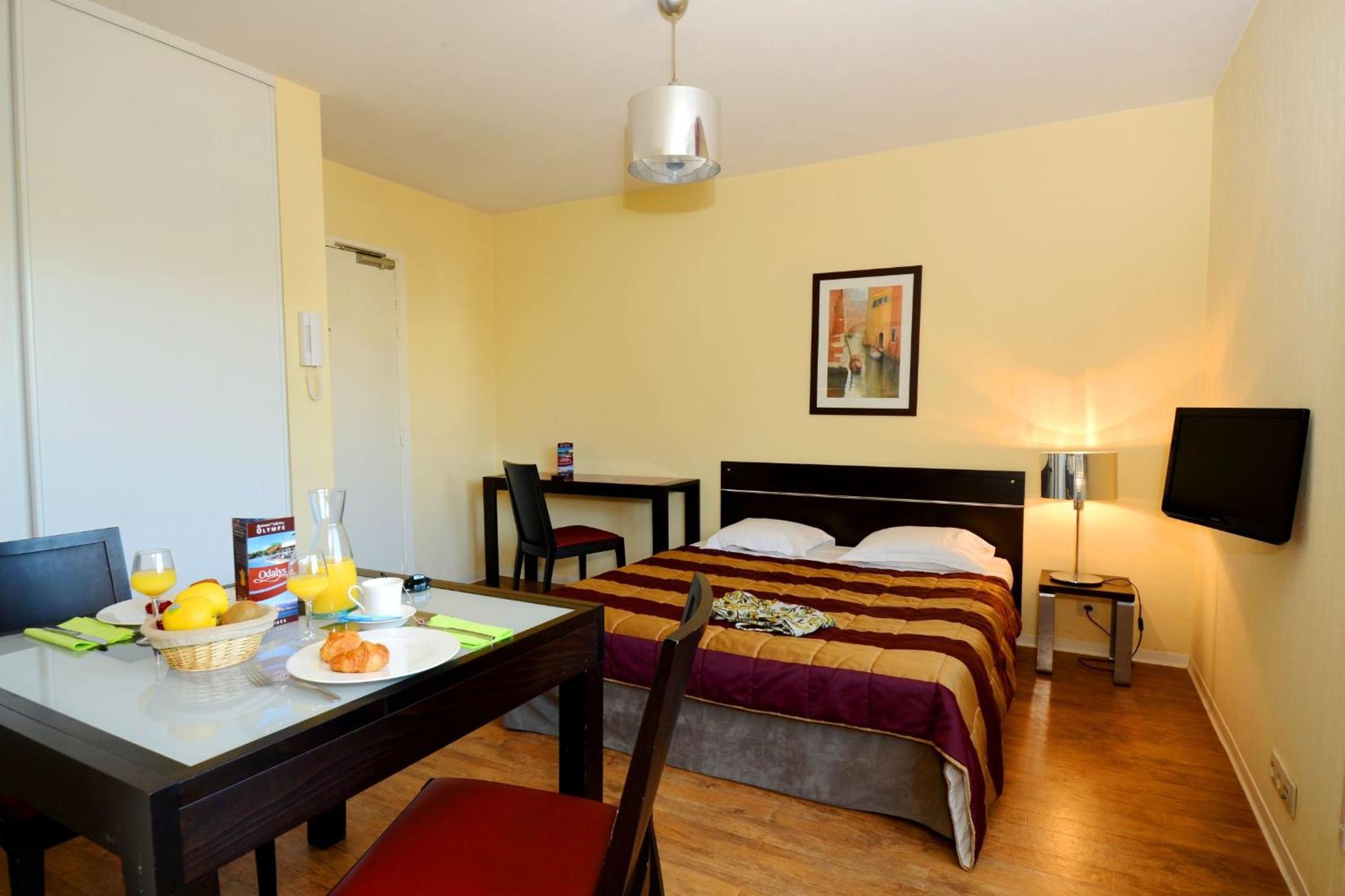Studio with Balcony (2 Adults) photo 2