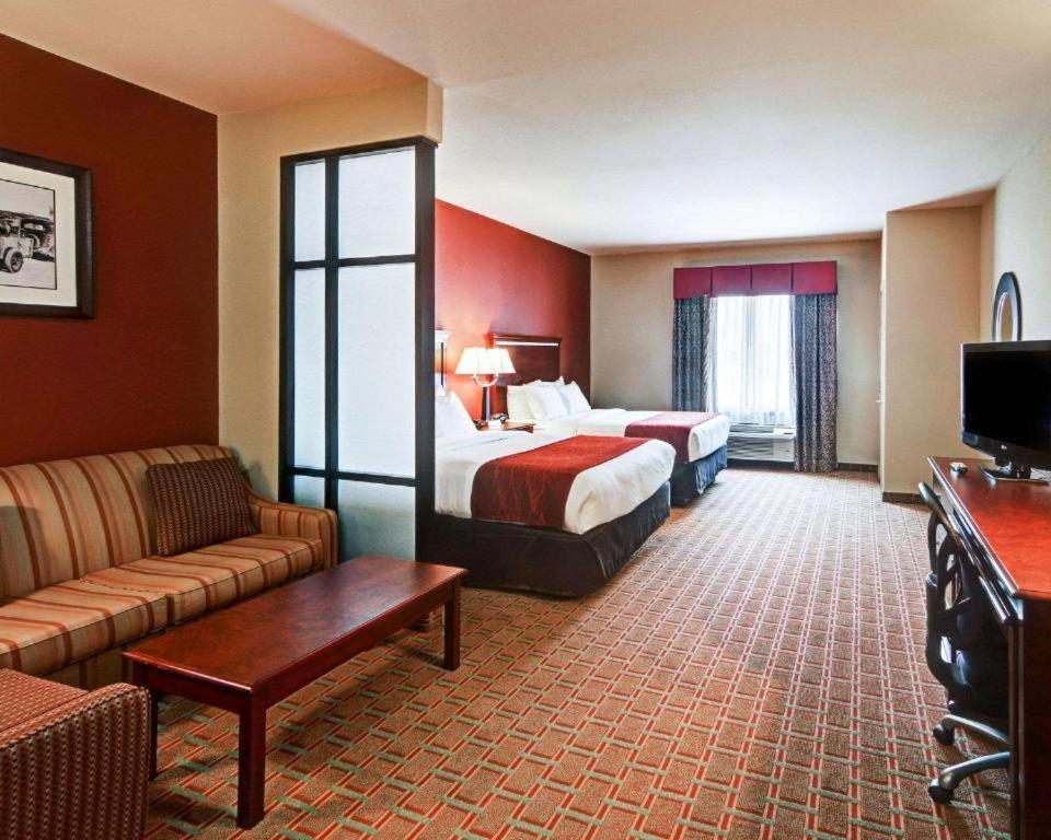 Queen Suite with Two Queen Beds - Accessible/Non-Smoking - Photo 1