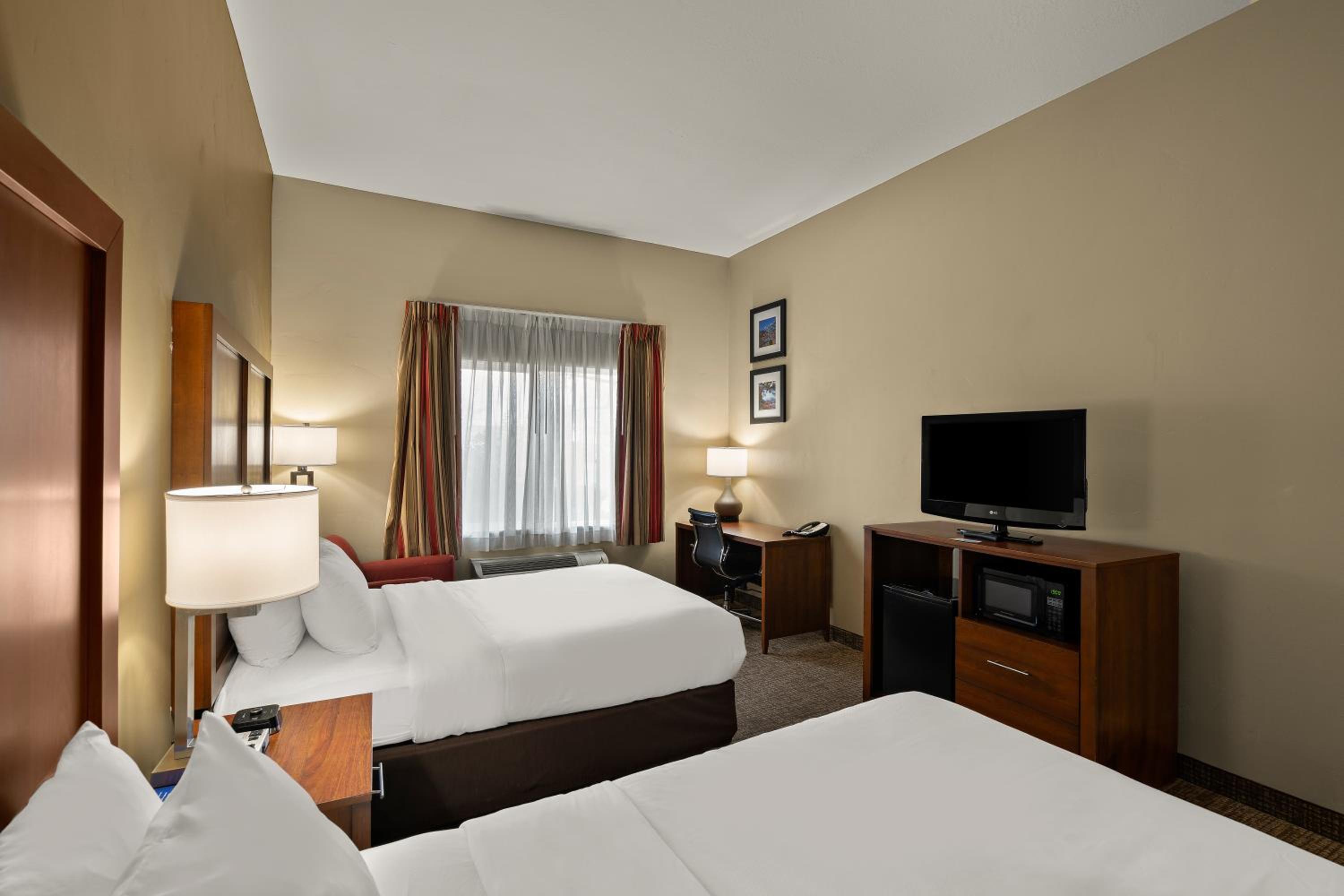 Queen Room with Two Queen Beds - Non-Smoking - Photo 4