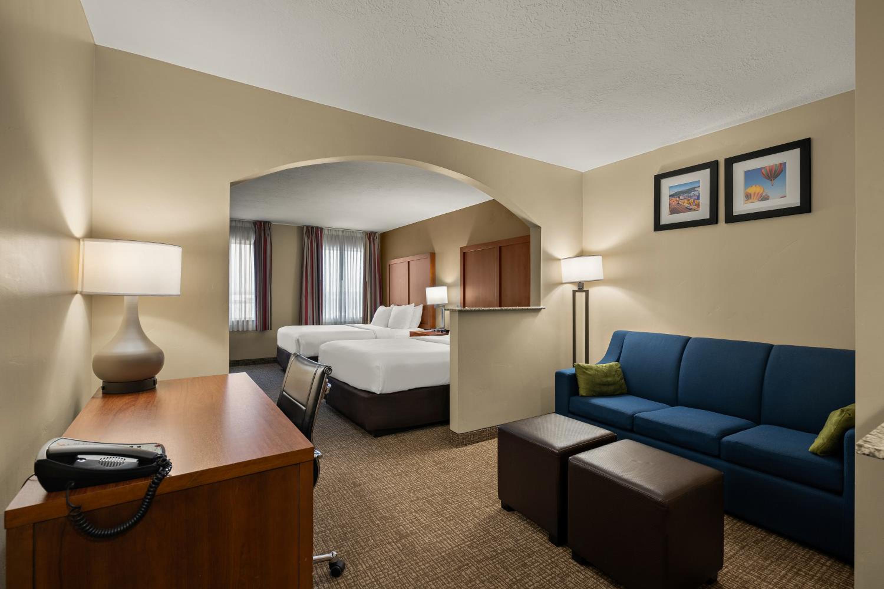 Queen Suite with Two Queen Beds - Non-Smoking - Photo 3