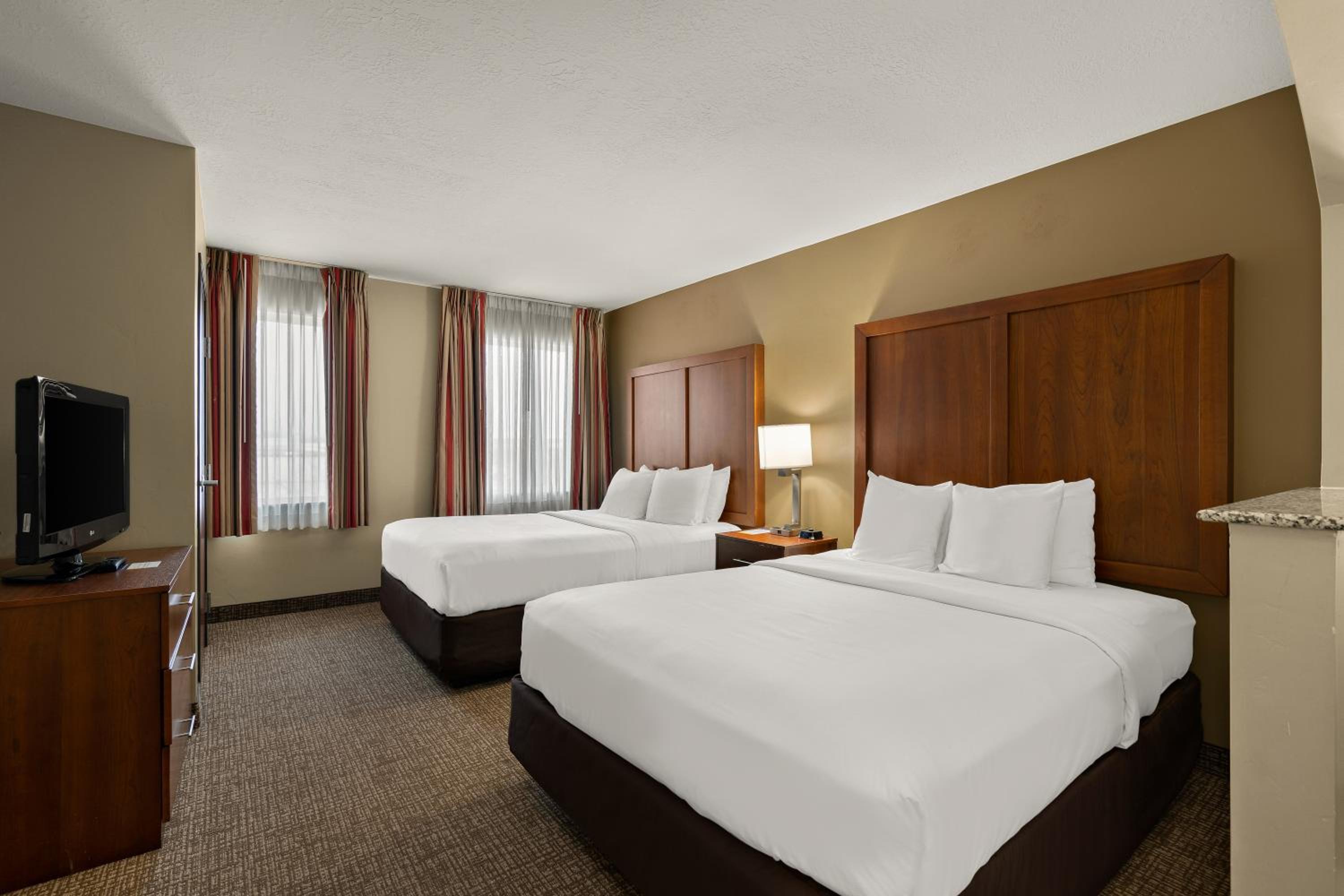 Queen Suite with Two Queen Beds - Non-Smoking - Photo 5
