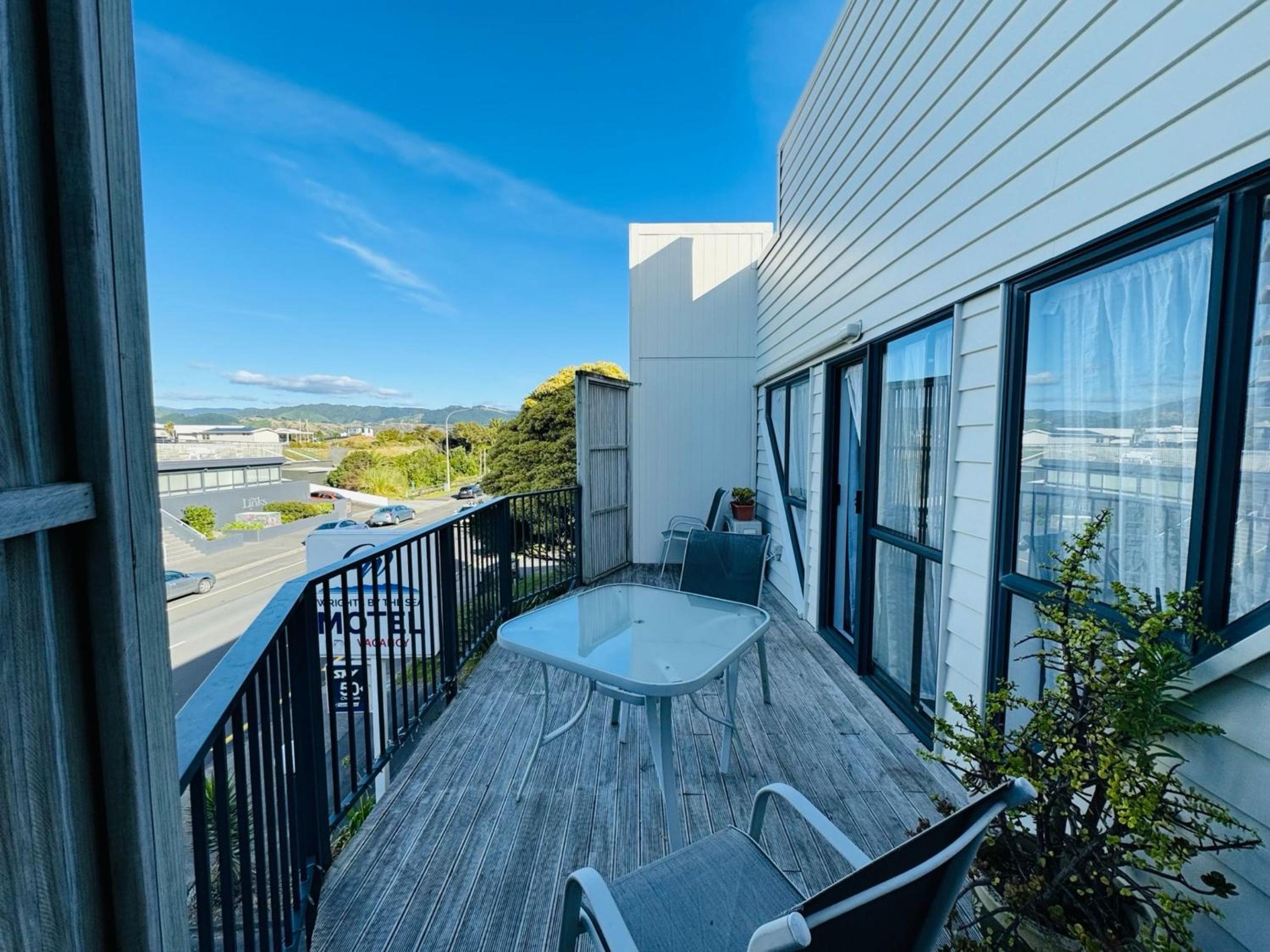 Studio with Balcony - Photo 5