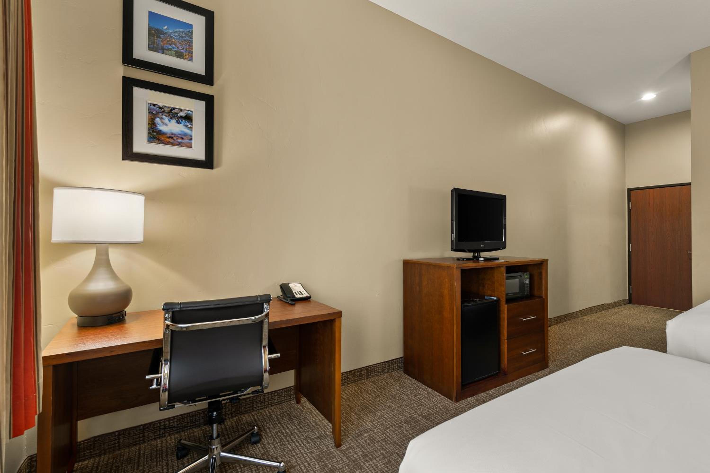 Queen Room with Two Queen Beds - Non-Smoking - Photo 3