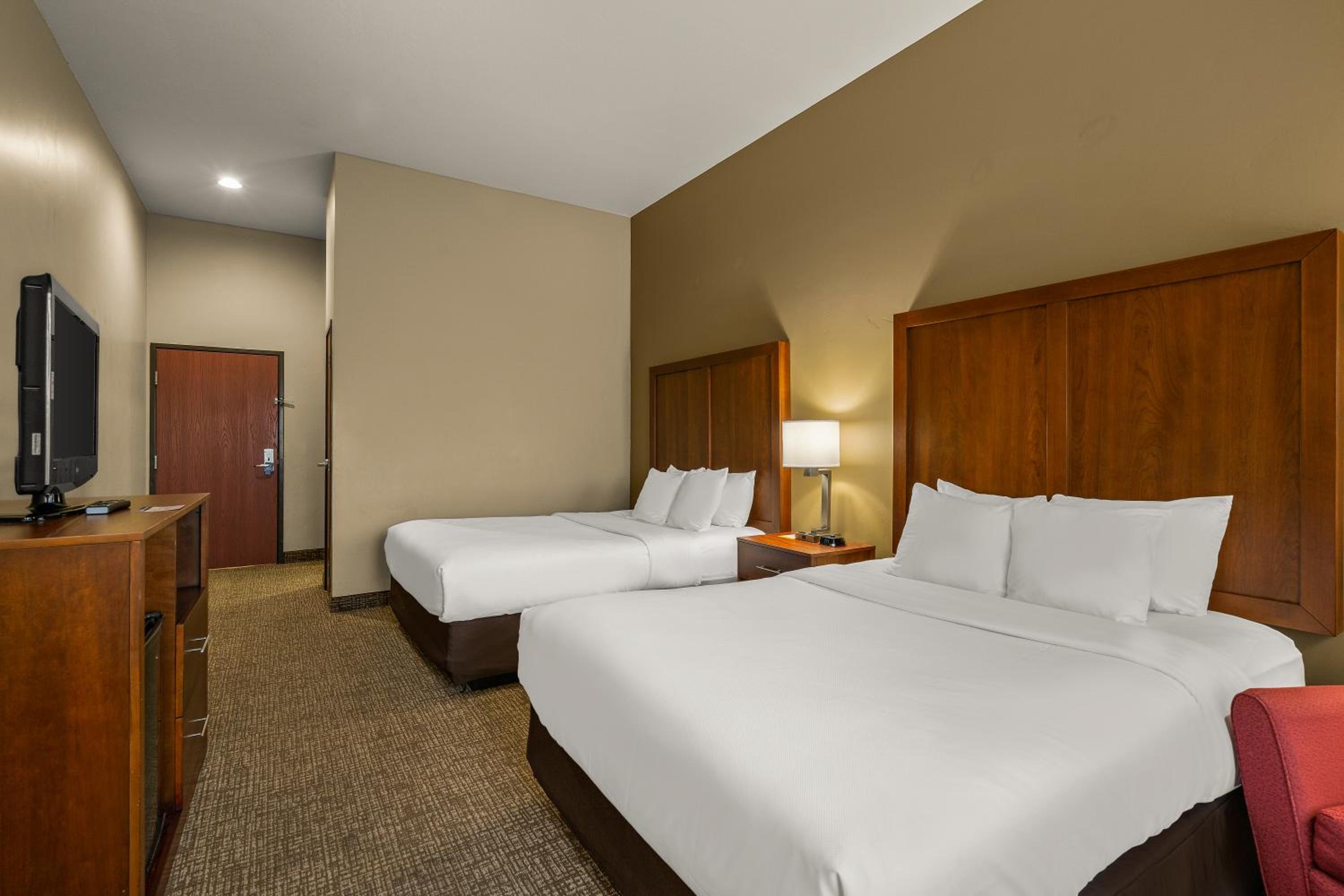 Queen Room with Two Queen Beds - Non-Smoking - Photo 7