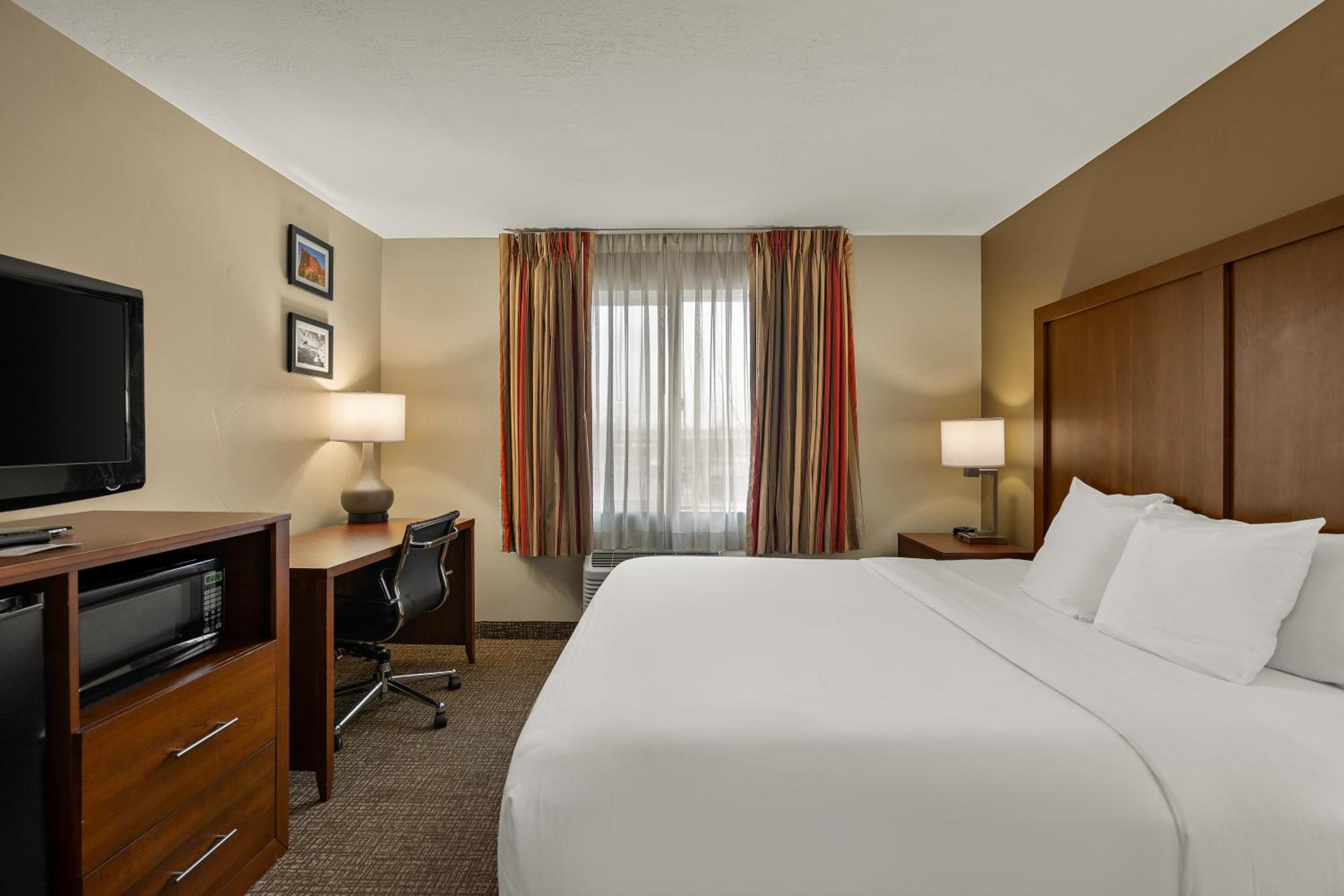 King Room - Non-Smoking - Photo 2