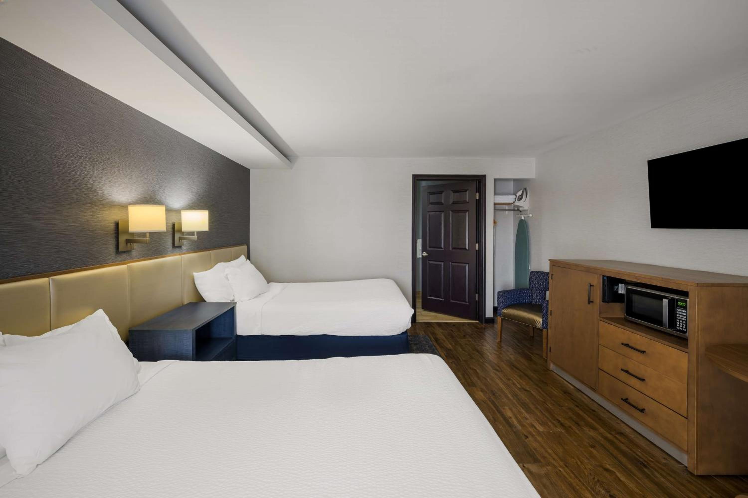 Queen Room with Two Queen Beds and River View - Photo 7
