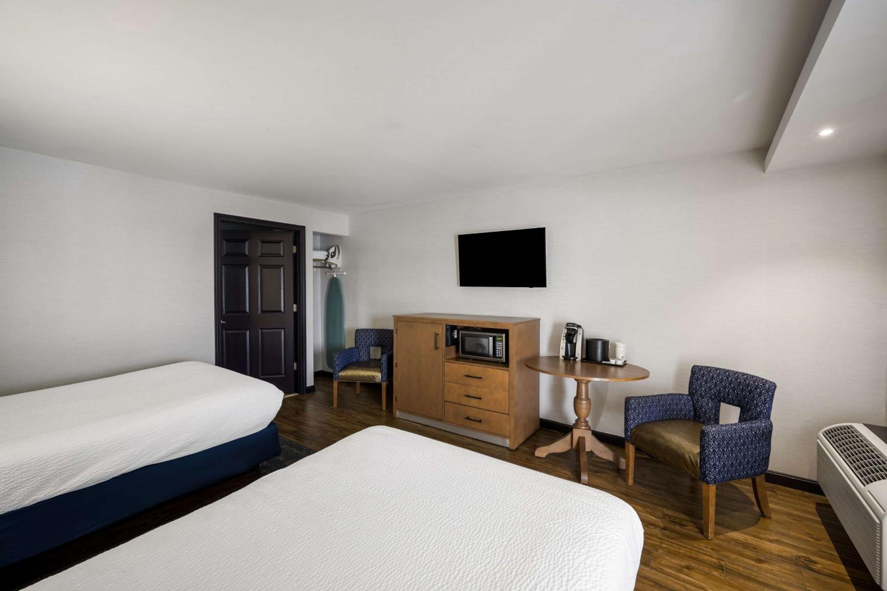Queen Room with Two Queen Beds and River View - Photo 8