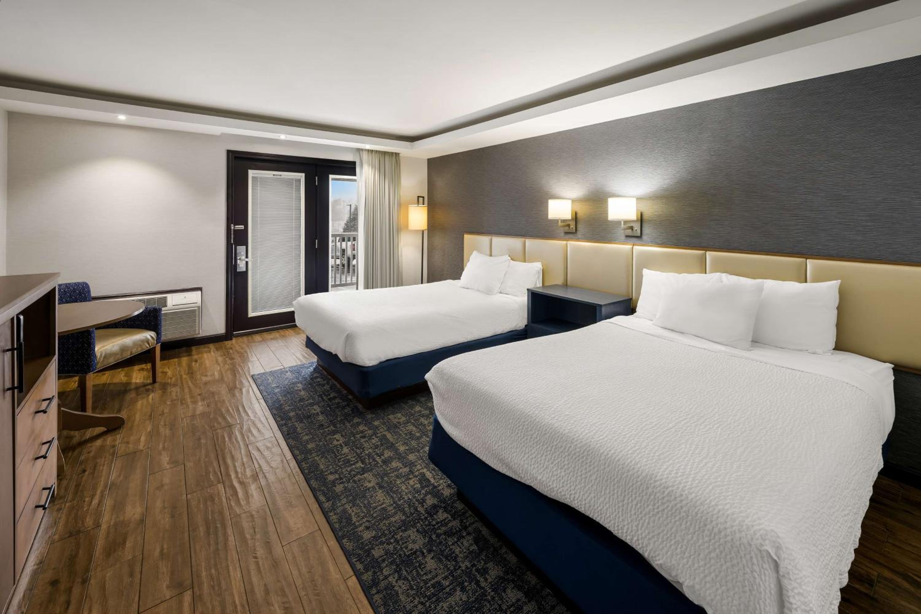 Queen Room with Two Queen Beds and River View - Photo 2