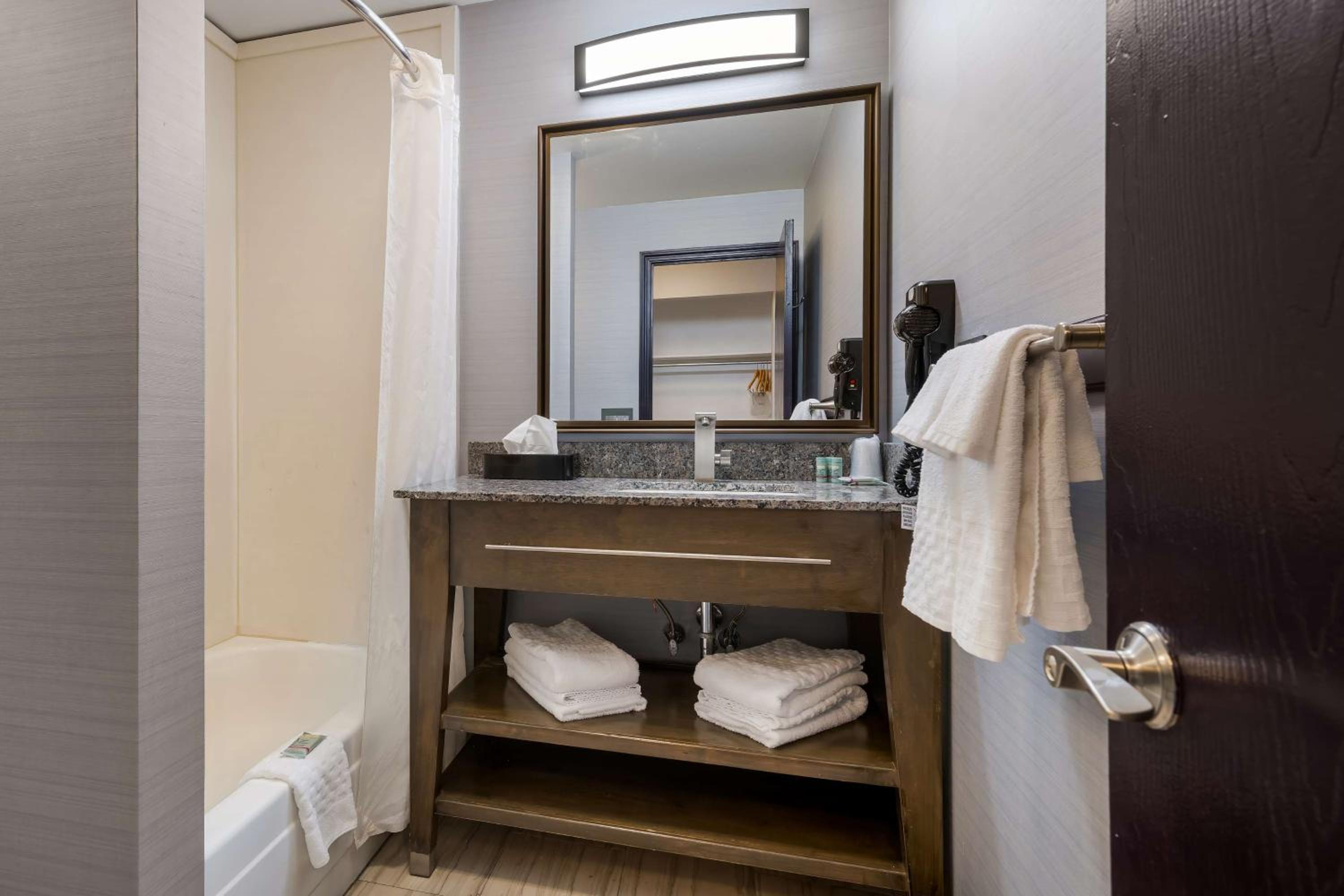 Queen Room with Two Queen Beds and River View - Photo 9