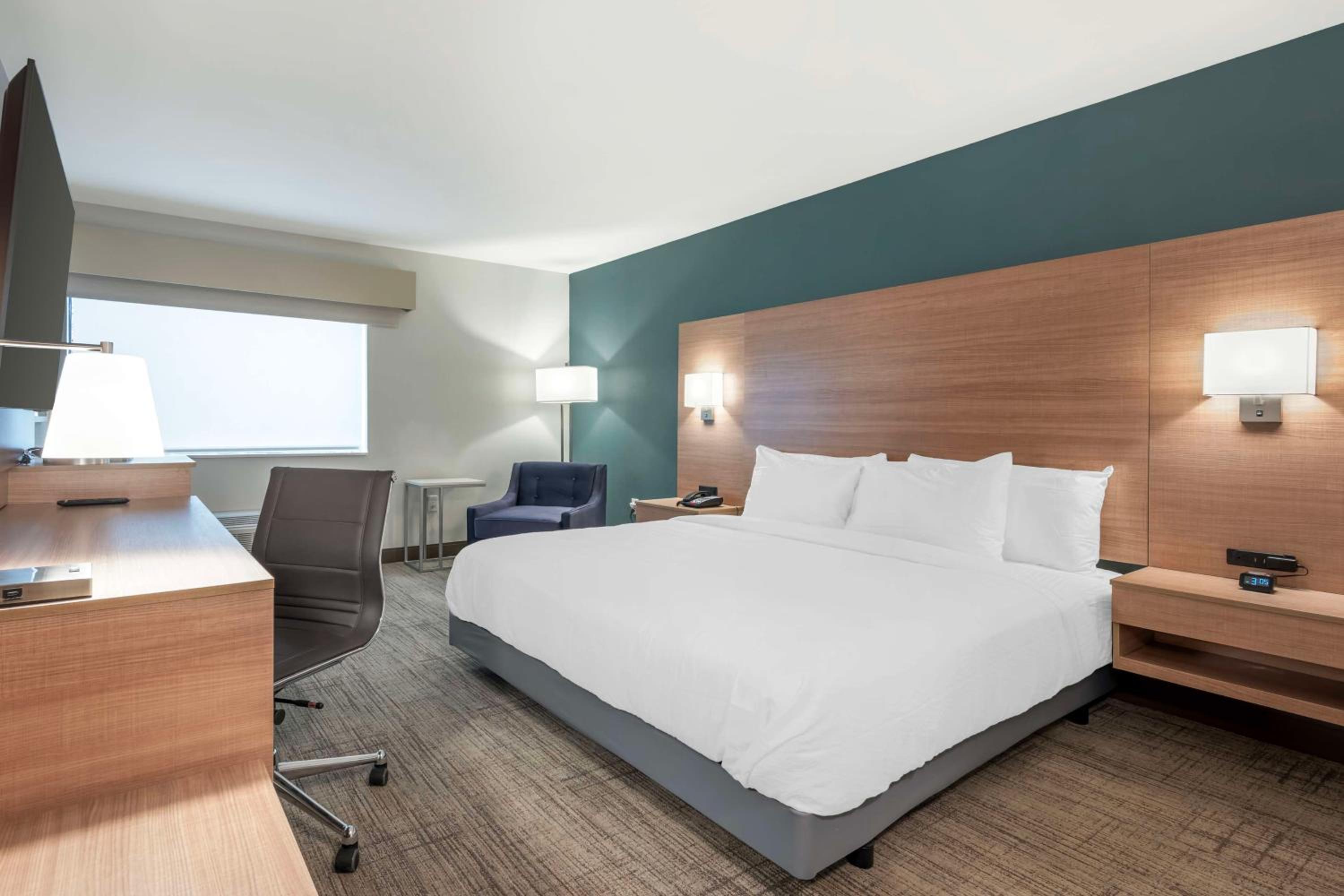 King Room - Mobility Accessible with Bathtub